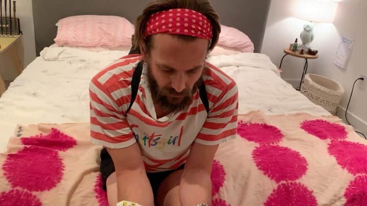 ガブリエル・マクトのインスタグラム：「I’m thinking of putting up a #vscogirl channel for #vscoboys This here is a pilot attempt to see if there’s any interest. For the entire video head over to @jacindabarrett (my coproducer) and watch her IGTV version - it runs about 5 min. She interviewed me wearing her #sportsgirl shirt. Pretty flattering if I do say so myself. I think it really goes with my quarantine beard. Thoughts? Please subscribe if you’d like more vids. That’s what the kids say, right? Just keep an eye on @jacindabarrett page for more videos」