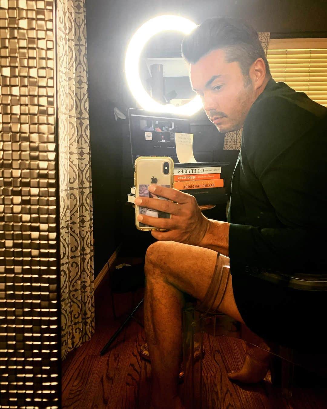 アンソニー・ラモスのインスタグラム：「Business professional attire ☑️」