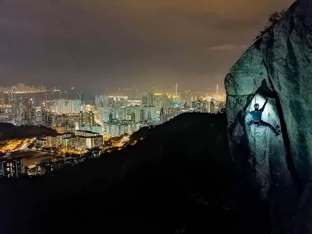 National Geographic Travelさんのインスタグラム写真 - (National Geographic TravelInstagram)「Photo by Robbie Shone @shonephoto | Shot at night on a smartphone, a climber begins his ascent up the front of a rock outcrop overlooking the skyline of Hong Kong.」5月27日 5時05分 - natgeotravel