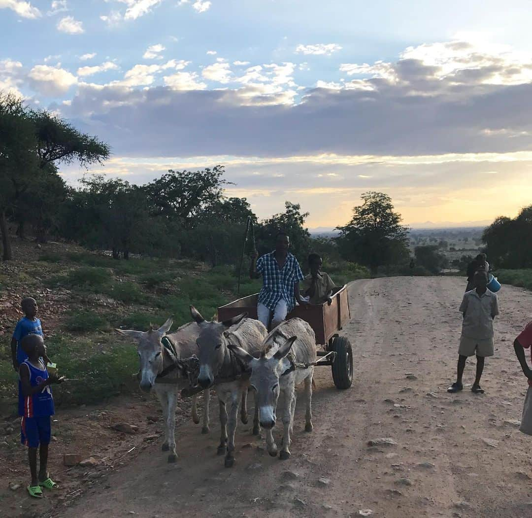 トニ・ガーンさんのインスタグラム写真 - (トニ・ガーンInstagram)「Happy Africa day to my favorite place on earth 🌍 I cant wait to be back soon! Sending my love to all my projects @tonigarrnfoundation and to everyone who I met over my last 10 years of traveling through this most beautiful continent- but especially my girls from camps in Ghana and Zimbabwe 🇬🇭 🇿🇼 💛 I miss you ladies #africaday」5月27日 5時15分 - tonigarrn