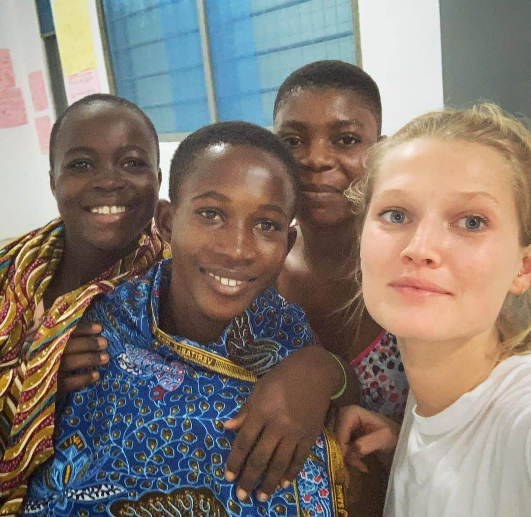 トニ・ガーンさんのインスタグラム写真 - (トニ・ガーンInstagram)「Happy Africa day to my favorite place on earth 🌍 I cant wait to be back soon! Sending my love to all my projects @tonigarrnfoundation and to everyone who I met over my last 10 years of traveling through this most beautiful continent- but especially my girls from camps in Ghana and Zimbabwe 🇬🇭 🇿🇼 💛 I miss you ladies #africaday」5月27日 5時15分 - tonigarrn