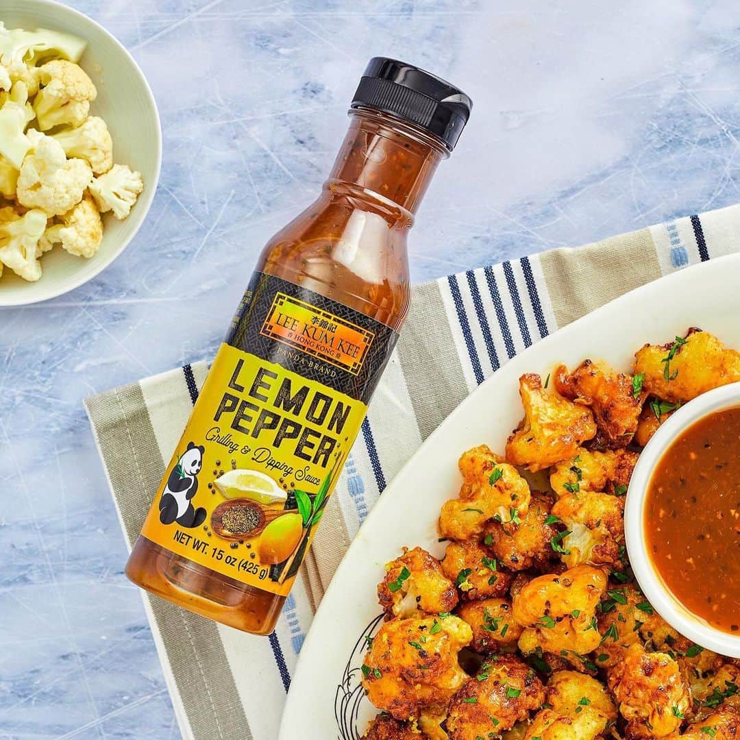 Lee Kum Kee USA（李錦記）さんのインスタグラム写真 - (Lee Kum Kee USA（李錦記）Instagram)「Veggies truly have never looked this good.⠀ Our Panda Brand Lemon Pepper Grilling & Dipping Sauce + fried cauliflower bits = mouthwatering meat-free “wings” 😋」5月27日 5時15分 - leekumkeeusa