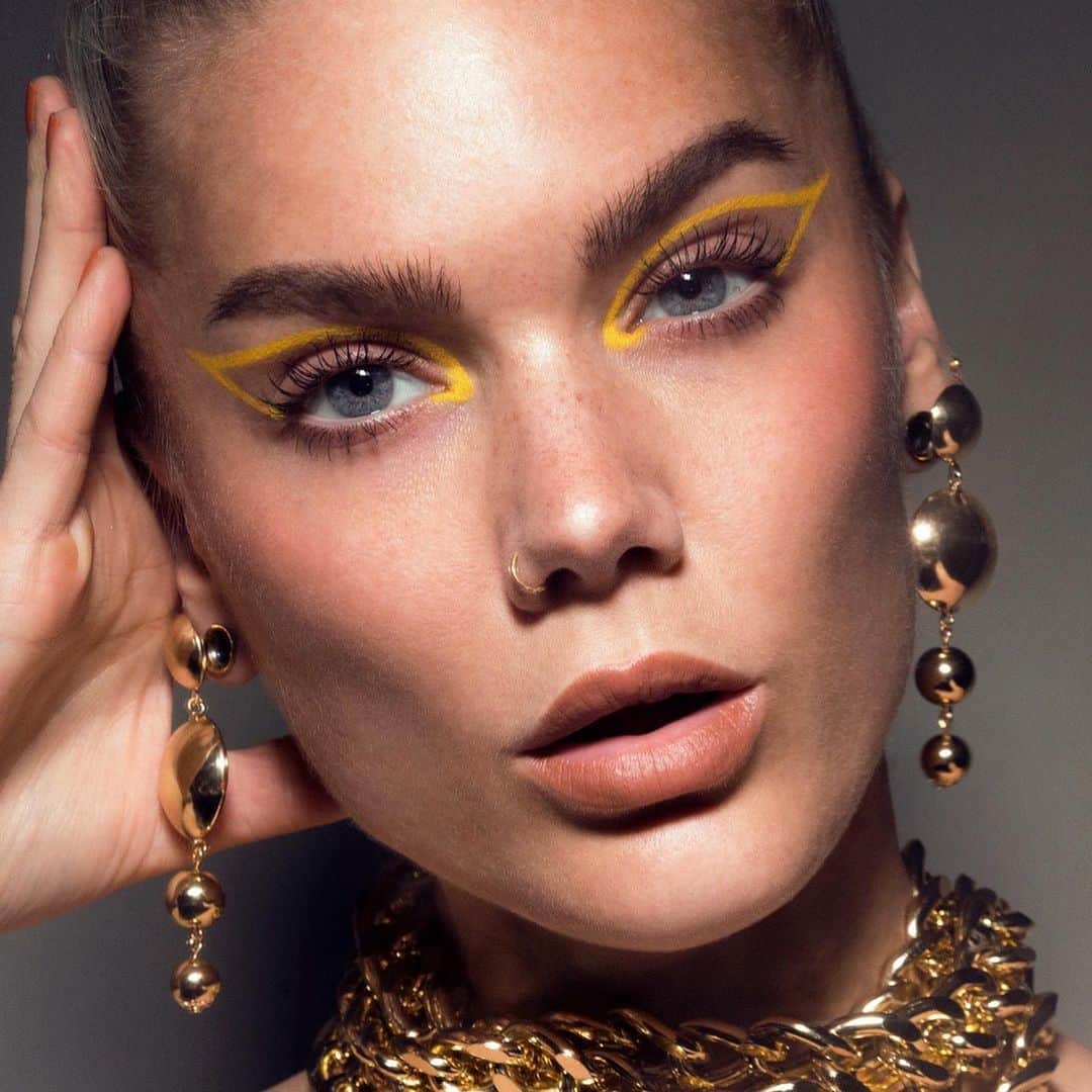 Linda Hallbergさんのインスタグラム写真 - (Linda HallbergInstagram)「I just realized that I REALLY, REALLY like yellow eyeliner! What colored eyeliner do you prefer?  Product list  Base @lindahallbergcosmetics Infinity Filter Light, Fantastick Lipstick Bullseye and Infinity Palette – Maffei, Cigar  Eyes @lindahallbergcosmetics Happy Mood Crayon & Infinity Power Lash Waterproof Mascara  Lips @lindahallbergcosmetics Ultimate Lips Lip Primer @meltcosmetics Allday/Everyday Lipliner Foxy  Earrings from @madladyse  Necklace is a Belt from @nellycom」5月27日 5時22分 - lindahallberg