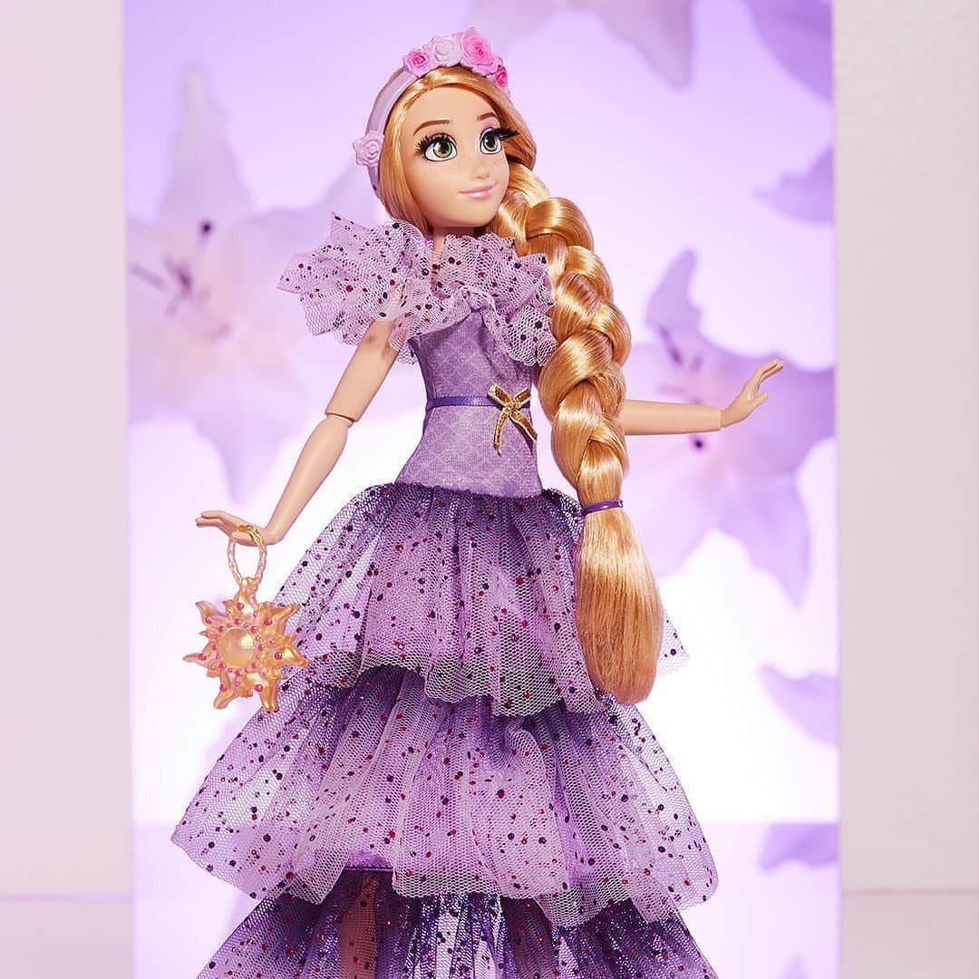 Hasbroさんのインスタグラム写真 - (HasbroInstagram)「#Repost @disneyprincessstyle: Any collectors out there? 😏 ⁣ ⁣ Blending contemporary fashion and elegance, this @hasbro collector’s doll has us wishing her outfit came in our size! 😍⁣」5月27日 5時37分 - hasbro