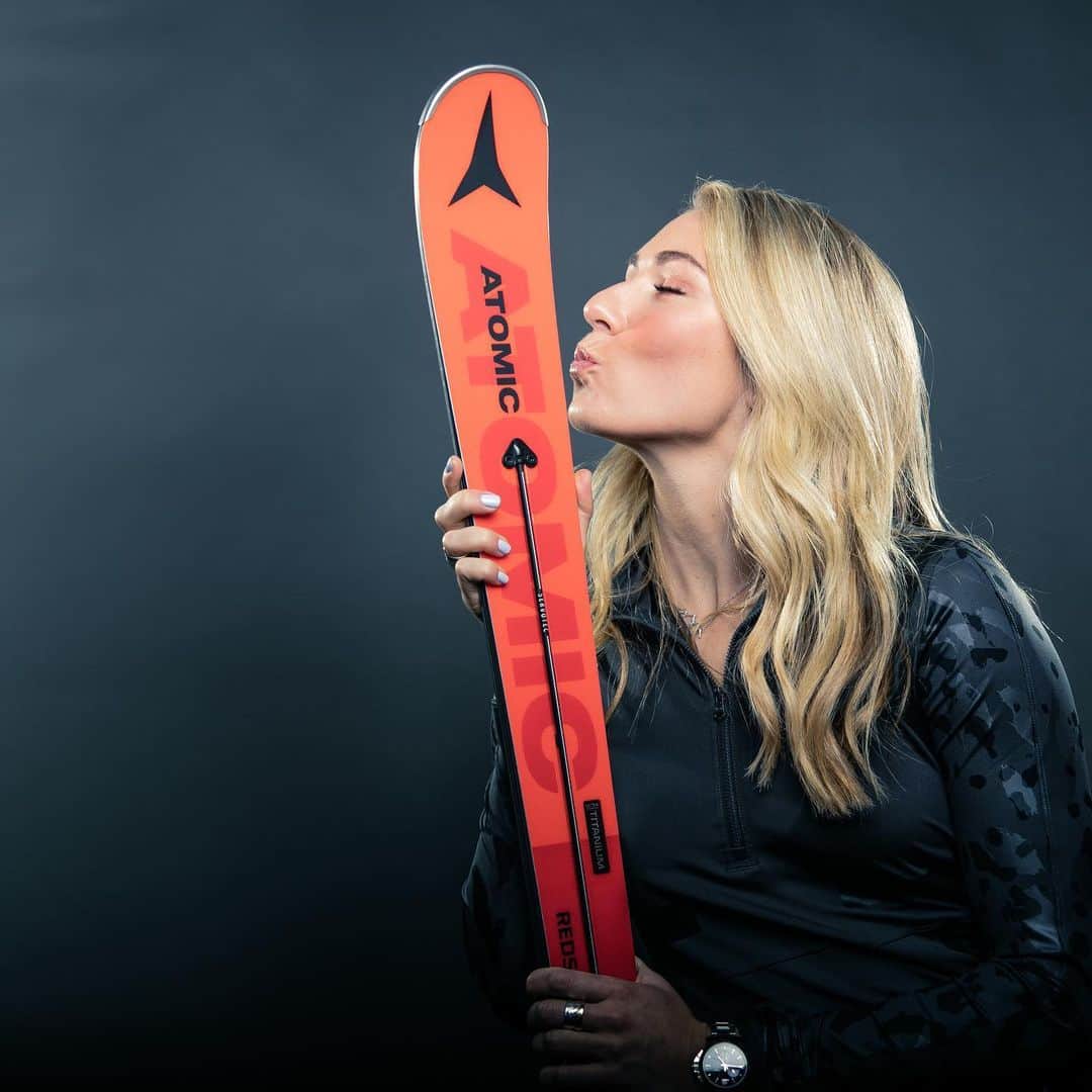 ミカエラ・シフリンのインスタグラム：「In case you missed this morning’s Insta Live (on the @atomicski account)...I’m SO excited to announce the extension of my partnership with Atomic, who not only makes the best skis on the circuit, but also the most kissable in my opinion 😍😍 ... In all seriousness, THANK YOU to the Atomic family for all of the support over the years—this partnership has meant so much to me not just during my World Cup career, but before I was even racing World Cup. 🙏 #weareskiing」