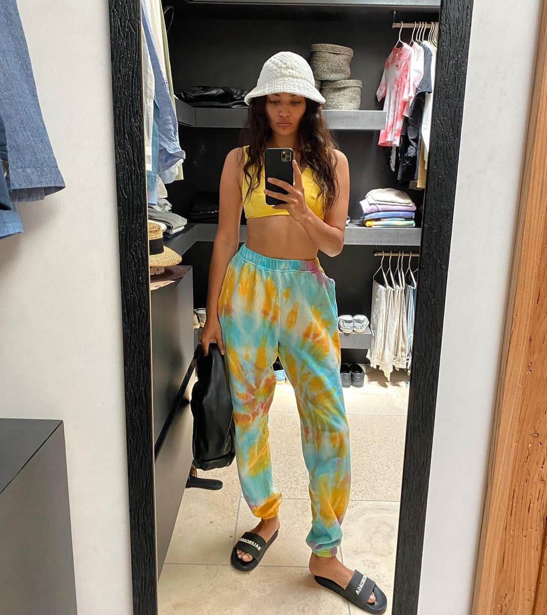 シャニーナ・シャイクのインスタグラム：「𝒮𝓊𝓂𝓂𝑒𝓇 𝑜𝓊𝓉𝒾𝓃𝑔 💛☀️」