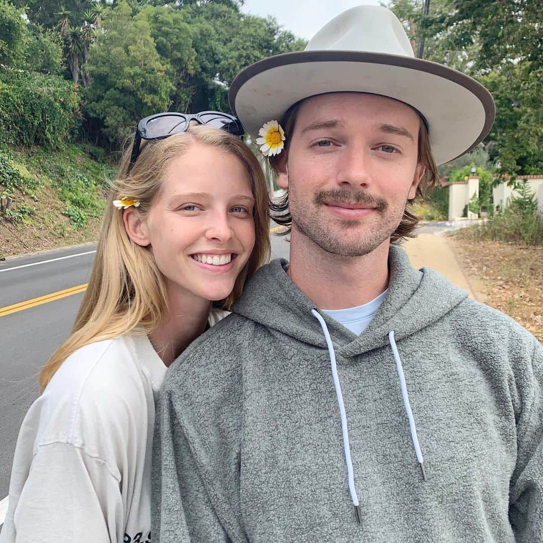 パトリック・シュワルツェネッガーのインスタグラム：「We found these flowers on our walk 👩🏼👱🏻‍♂️」