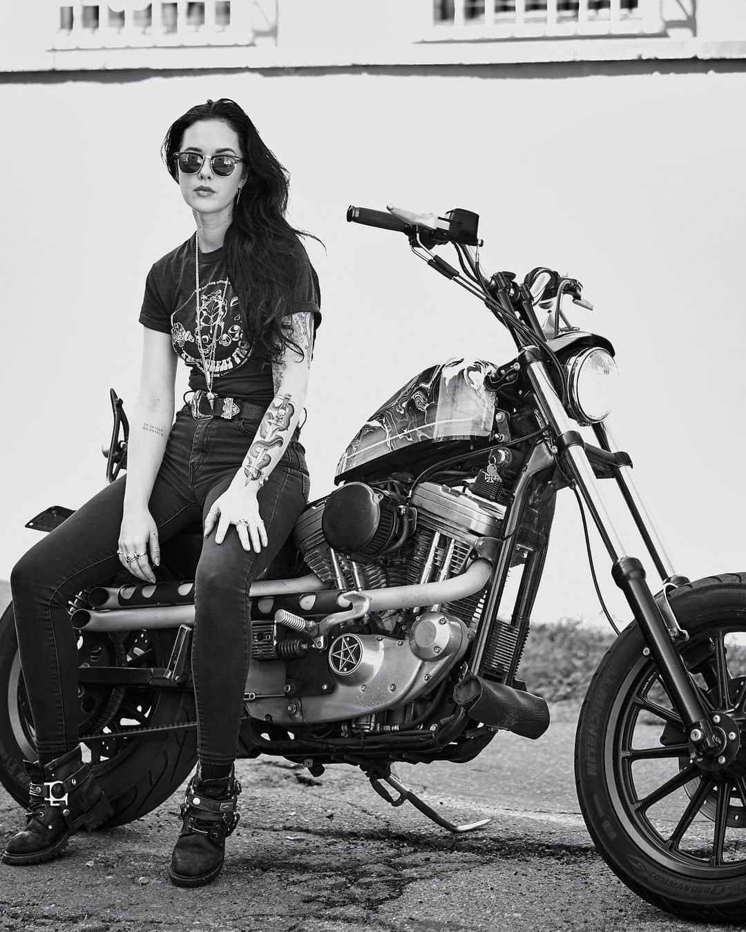 Harley-Davidsonさんのインスタグラム写真 - (Harley-DavidsonInstagram)「“For me, riding is therapy. For the past eight years, it has been my main mode of transport, and it makes me happy. I’ve tried yoga and meditation, but the best way to still my mind is the ride from the mountains into LA for work.” @imogenocide niece of the founders of the iconic rock-and-roll jewelry maker founded in London in 1972 - @thegreatfrogldn.  What does riding do for you? #HarleyDavidson  Read the rest of her story in HOG magazine volume 049. 📸@autumnspadaro」5月27日 6時02分 - harleydavidson