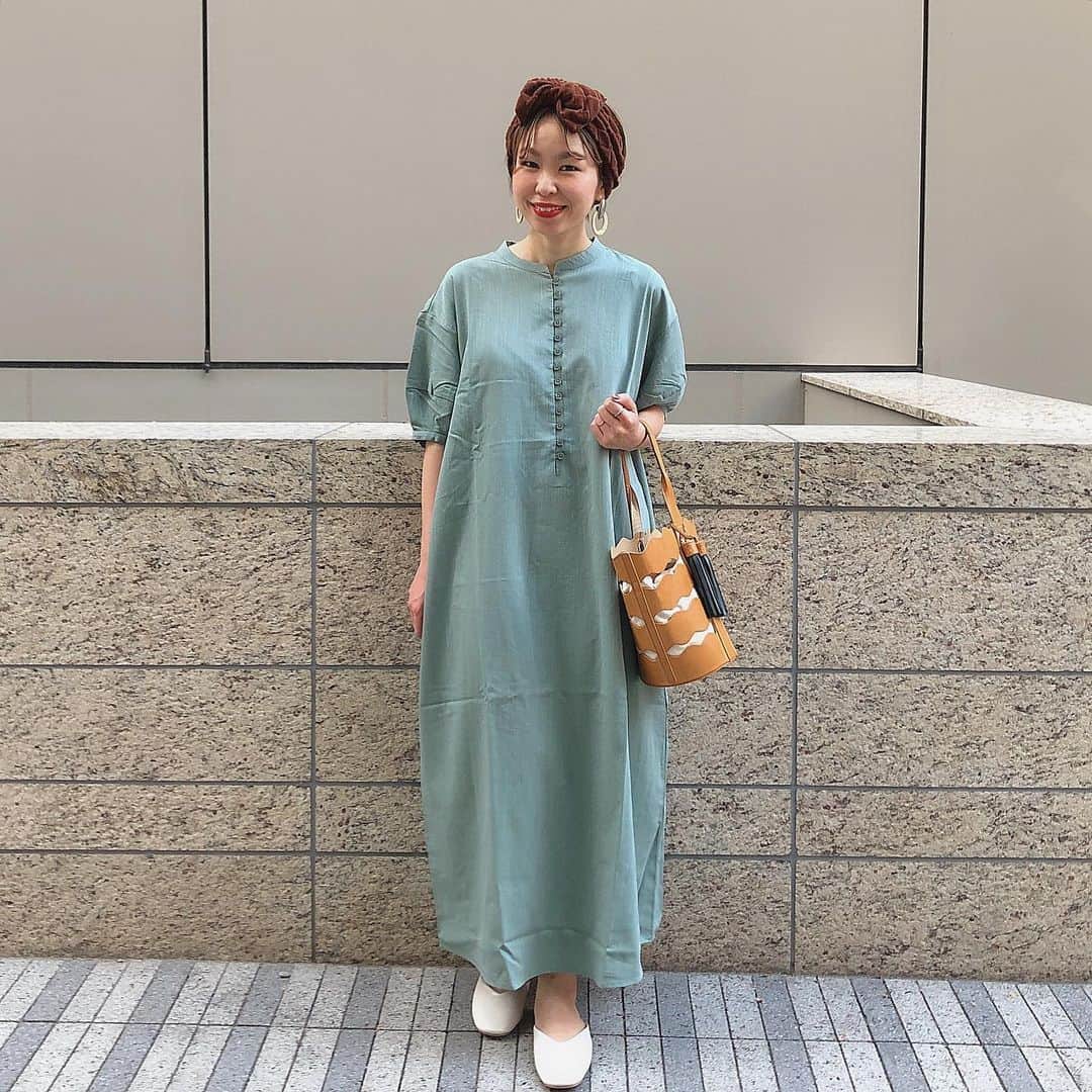 のインスタグラム：「． ★#ママコーデ ★． ． サラリと着れる#titivate の @titivatejp ． ． #フロントボタンオーバーサイズワンピース　👗． グリーンのM着用✨． （身長154センチ）． ． なんといってもグリーンカラーが 綺麗で激カワ💚💚💚． ． 前ボタンがついてるので #授乳　中の人も着れるし ワンピもゆったり着れるので #妊娠中 の人も着れるよ✨． ． 期間限定セールもしてたので 急げ💨💨💨 ✔︎3990円→2190円‼︎． ． ． ． #ティティベイト #titivatestyle  #titivateコーデ #プチプラ #プチプラコーデ #ootd  #プチプラファッション  #プチプラ部 #ファッション #ファッションコーデ  #ファッション好きな人と繋がりたい  #ファッション通販 #通販 #ファッション好き #ootdfashion  #ootdstyle #outfit  #授乳コーデ #妊婦コーデ  #fashion #instafashion  #30代ファッション #30代コーデ」