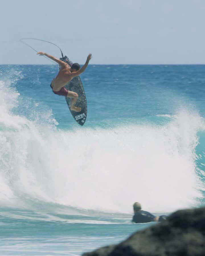ジョン・ジョン・フローレンスのインスタグラム：「Starting the summer with fun waves at home.  Happy Birthday Ivan!」