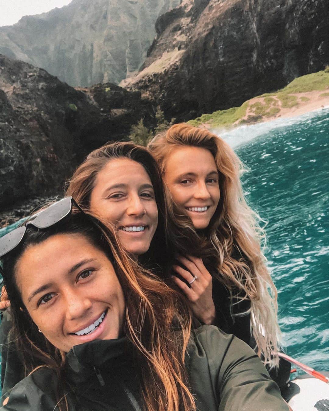 マリア・マニュエルのインスタグラム：「quarantine crew. lucky am I to have these people in my life! couldn’t get through the last few months without my trusted close circle of friends ❤️🙏🏼💫」