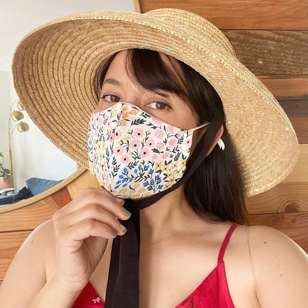のインスタグラム：「Masks are up for sale! Been working nights getting this round done. All the masks are made in 100%cotton and tried to find unique and beautiful patterns. Would love to make you one. Everything you need to know is up in stories. * * みんなのためにマスクを作りました。探したのはユニークで綺麗な柄をセレクト。大人と子供、同じ柄が買えるように作りました。アメリカ国内だけ発送しているけど。日本にいる方で必要で有れば教えて下さい。みんなのためにマスクを作りたいです！ #mask #facemask #cortonmask #cutemask #covid19 #coronavirus #stayhome #handmade #flower #lightweight #pretty」