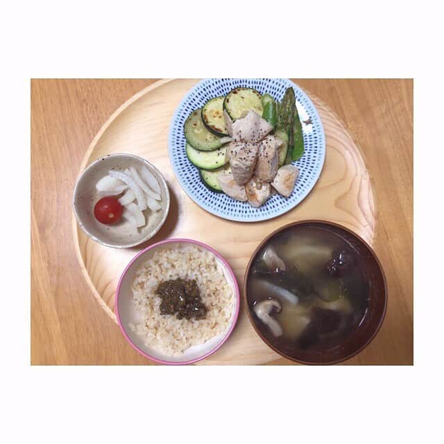 みのり(26)＠東京 ダイエットのインスタグラム：「朝ごはん . . ムネ肉とズッキーニ、アスパラの炒め物 酢玉ねぎトマト わかめと大根の味噌汁 玄米ご飯100g . . おはようございます〜。 調整中の、優しいごはん。 . . 梅雨のせいかジメジメするけど、 今日も笑顔でがんばろーねっ💓 . . ◉ライザップ公認の紹介アンバサダーです。 〜紹介特典で、お安く入会できます〜 . ▶︎全国どの店舗でもOK ▷２週間のトライアルコースもあります(^_^)/ ▶︎カウンセリング予約前にご連絡ください . ◎入会やカウンセリングをお考えの方、 ご質問なども、DM✉️ください。 . ★トレーニング見学もできます★ . 📺RIZAP TVCM出演 🏅RIZAP BMG ファイナリスト2017.2018 . #rizap #ライザップ . #ダイエット #diet #レコーディングダイエット #ダイエッター #公開ダイエット  #朝ごはん #morning #糖質オフ #食べて痩せる #おうちごはん #食べる #糖質制限 #低糖質ダイエット #和食 #クッキングラム #自炊女子 #腸内環境 #食事管理 #栄養 #fitmeal  #cleanmeals  #lowglycemic #玄米 #まごわやさしい #一汁三菜  #酢玉ねぎ #腸活」