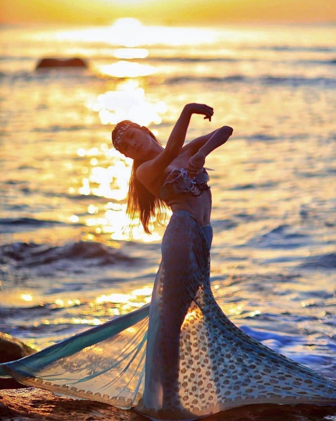 舘林佳史のインスタグラム：「夜明けのマーメイド🧜‍♀️✨﻿ ﻿ 人魚と朝日最高のコラボレーションでした🥰💕﻿ ﻿ モデル: Anna ﻿ ﻿ ﻿ 誰でも物語の主人公になれるをキャッチコピーに﻿ ドラマや映画の物語のワンシーンの様なDramaticStoryPhot﻿ と言う名前で活動作品作りをしています。﻿ ﻿ 大好評のドラマティックフォトのご依頼は﻿ このクオリティーで30000円〜(ほぼ諸経費)﻿ で受け賜わっています)^o^( ﻿ 素敵な作品を一緒に作りたい！﻿ コラボレーションしたい 美容師・メイクアップアーティストさん ・服飾デザイナーさんクリエイターさんも随時募集中です✨﻿ ﻿ お姫様になりたい👸﻿ 物語の主人公になってみませんか^ ^⁉︎﻿ ﻿ たった一枚の写真で人生が変わる‼️﻿ ﻿ ✨作品作り体験モデルに興味がある方 ﻿ ドラマティックフォト依頼 撮影依頼 ﻿ 体験モデル募集﻿ ①お名前②地域③年齢④身長⑤LINE ID⑥応募理由やお問い合わせ内容⑦最近の髪型スタイルの分かる写真をDMまたはLINE ID510661下さい✨﻿ 📩﻿ モデル宣材撮影 コンポジ Book作り プロフィール撮影 ブライダルフォト記念撮影 衣装レンタル 成人式 着物 ドレスロケーションフォト スチール サロンモデル撮影 写真集等撮影のご依頼何でもお気軽にお問い合わせDM下さい✨📩 ﻿ ﻿ #静岡﻿ #朝日﻿ #人魚﻿ #マーメイド﻿ #海#観光スポット #フリーモデル#ドラマティックストーリーフォト#インスタ映え#作品作り #撮影依頼#講習会#シューティング#撮影依頼募集中 #ファインダー越しの私の世界 #写真を撮るのが好きな人と繋がりたい  #ストロビスト#ポートレート#ポートレートモデル#モデル募集#被写体#ロケーションフォト#カメラマン#フォトグラファー##excellent_portraits #photographer#ig_bless_women#東京カメラ」