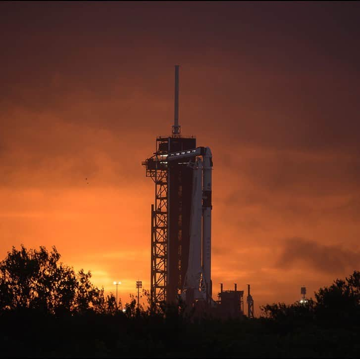 NASAさんのインスタグラム写真 - (NASAInstagram)「🌅 Every sunset brings the promise of a new dawn.⁣⁣ ⁣⁣ A new era of space exploration begins on May 27. Nine years after the final space shuttle mission, we’re once again launching astronauts from U.S. soil. On board the Crew Dragon spacecraft that sits atop the @SpaceX Falcon 9 rocket are veteran astronauts @astro.behnken and @astro.doug. But the crew alone won’t fill the crew cabin. Flying with them are the dreams of everybody who ever dared to explore. They are the dreams of the generations that saw 12 humans walk on the Moon. They are the dreams of young boys and girls who will watch a woman take that first step on the Moon in 2024 under our Artemis program. ⁣⁣ ⁣⁣ May 27 will be noted as yet another day in history when people can say, “I remember what I was doing that day.” How will you watch history tomorrow? Show us by tagging @nasa in your posts and using the hashtag #LaunchAmerica. You might just make it onto our broadcast.⁣⁣ Live NASA TV coverage starts at 12:15pm ET (4:15pm UTC) at nasa.gov/live. ⁣⁣ Remember: the future is bright because you're in it. ✨⁣⁣ ⁣ 📸: NASA/Bill Ingalls⁣ ⁣ #Hope #SpaceX #NASA #Rocket #Sunset #PhotoOfTheDay ⁣」5月27日 7時03分 - nasa