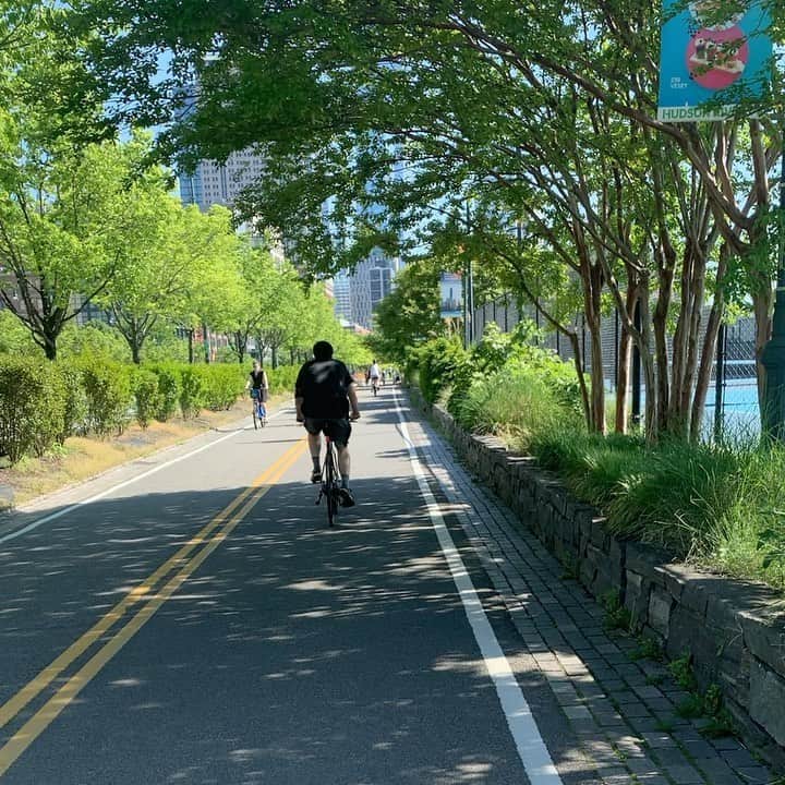 小椚ちはるのインスタグラム：「I rode citybike for the first time 🚴‍♀️💦 とってもいい天気だった今日は初めてcity bikeに乗ってみました🚴‍♀️🌞🌿 気持ちよかったー🥰 #citybike #nyc」