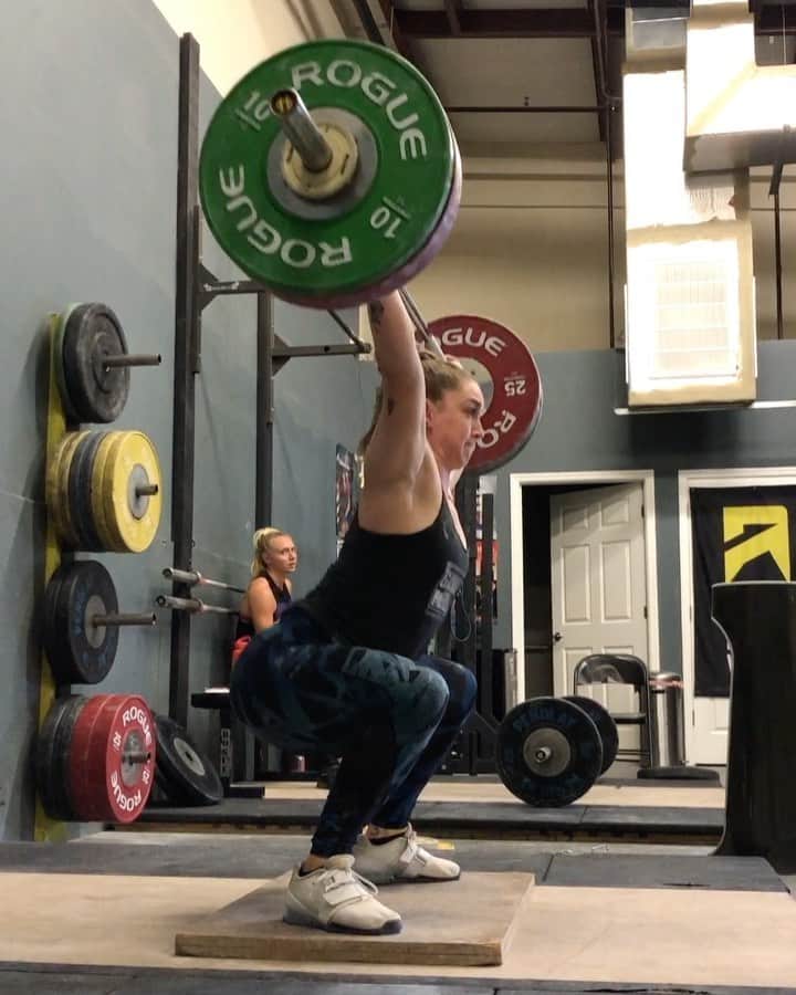 マッティ・ロジャーズのインスタグラム：「These are actually my nemesis. Powers + a deficit to make it feel like I have to pull for 19 hours. But noticeable improvements today!! Shout out to my fellow long limb lifters having to work extra hard to get the bar high enough to get over our big heads 🙂」