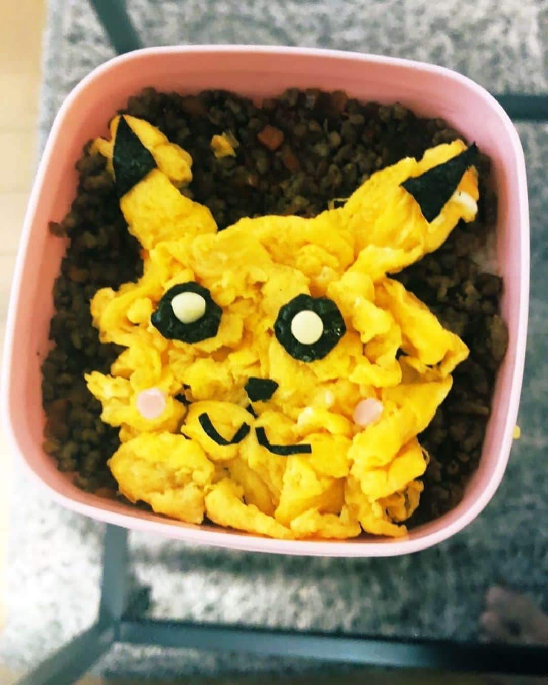 のインスタグラム：「配偶者人生2回目のキャラ弁作成。最後に「あぁ‼ちくしょう‼︎目が‼︎うん。あるある。これあるあるなんだよ‼︎」と独り言を言っていました。」