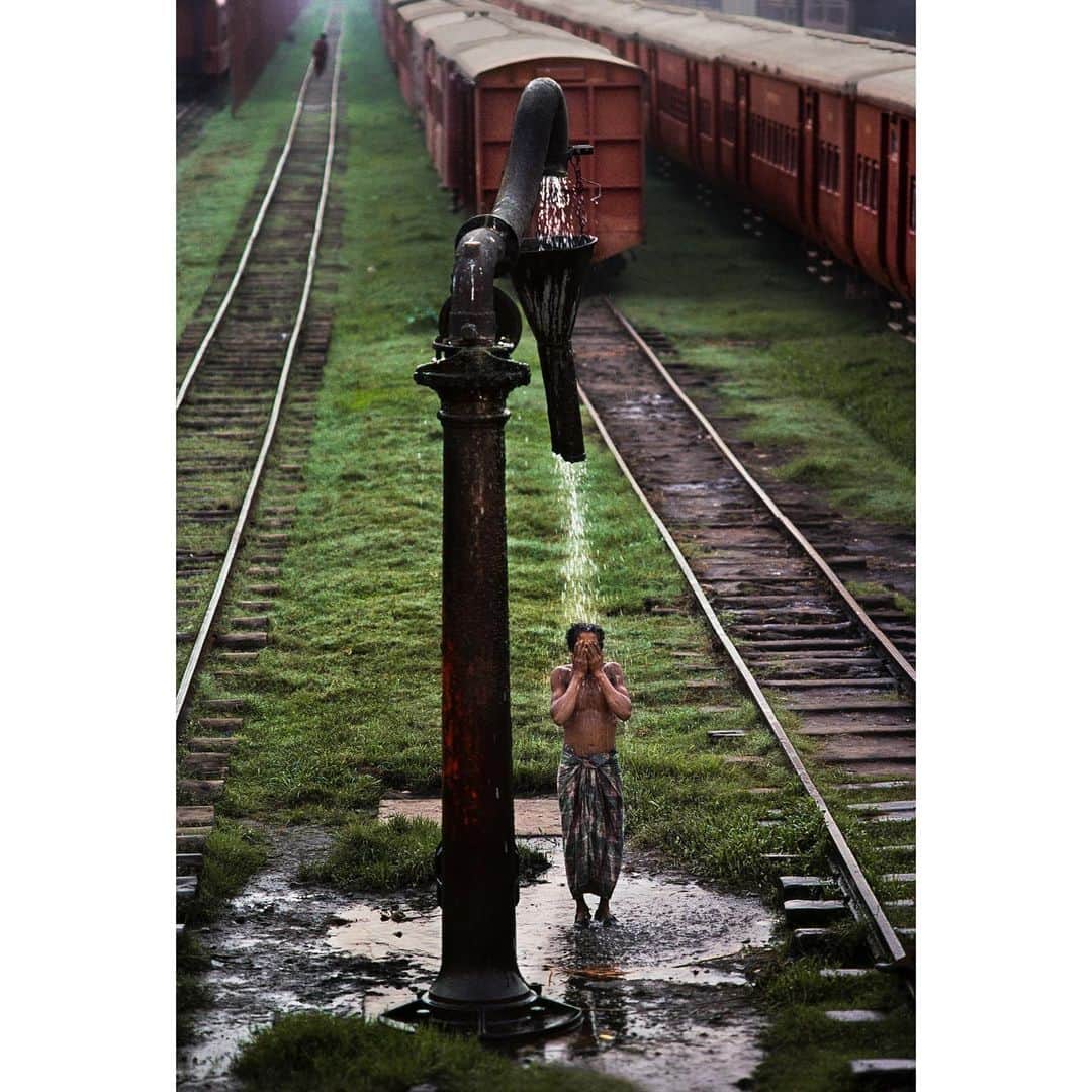 スティーブ・マカリーさんのインスタグラム写真 - (スティーブ・マカリーInstagram)「Man bathing at a train station in #Chittagong, #Bangladesh, 1983.  #SteveMcCurry」5月27日 7時31分 - stevemccurryofficial