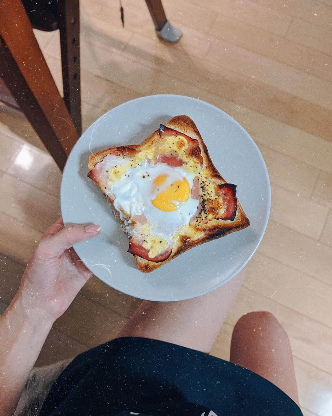 稲川千里さんのインスタグラム写真 - (稲川千里Instagram)「. . 簡単で美味しいからおすすめ🥪🧡 . ストーリーに作り方を知りたいとお返事をいただいたのでこちらに載せますね😉 . ☑︎作り方 食パンにマヨネーズを塗る ベーコンを置く マヨネーズで四角い土手をつくる その中に卵を入れる あらびきコショーをかける トースターで5〜10分(様子を見ながら) . マヨネーズがちょうどなくなっちゃって土手がつくれなくて、卵が溢れ出しちゃいました🥚 卵を入れるときにパンを少し凹ませると上手くいきます✨ 私は6枚切りだけど、圧倒的に4枚切りが作りやすみたい🍞ただボリュームがすごそう😂笑 . #ハムたまごトースト #トーストレシピ #簡単ごはん #ママライフ #マタニティライフ #妊娠9ヶ月 #妊婦ママ」5月27日 7時27分 - chiicamera