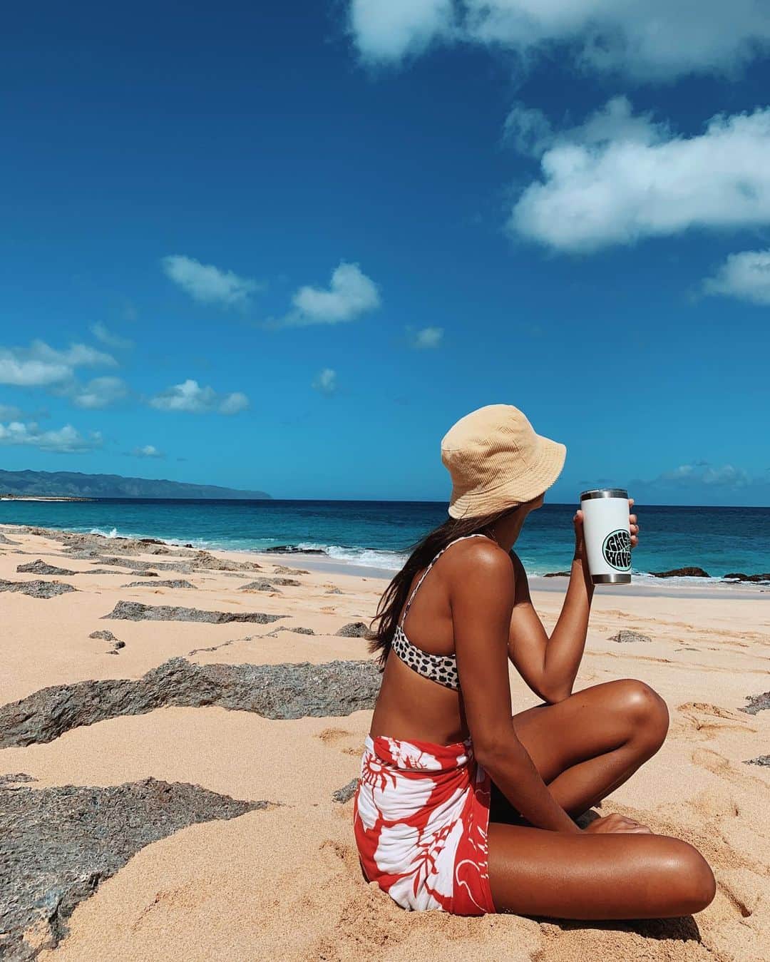 マリア・マーフィーのインスタグラム：「Coffee on the beach and morning swims are everything ❤️ @raisedbythewaveshawaii」