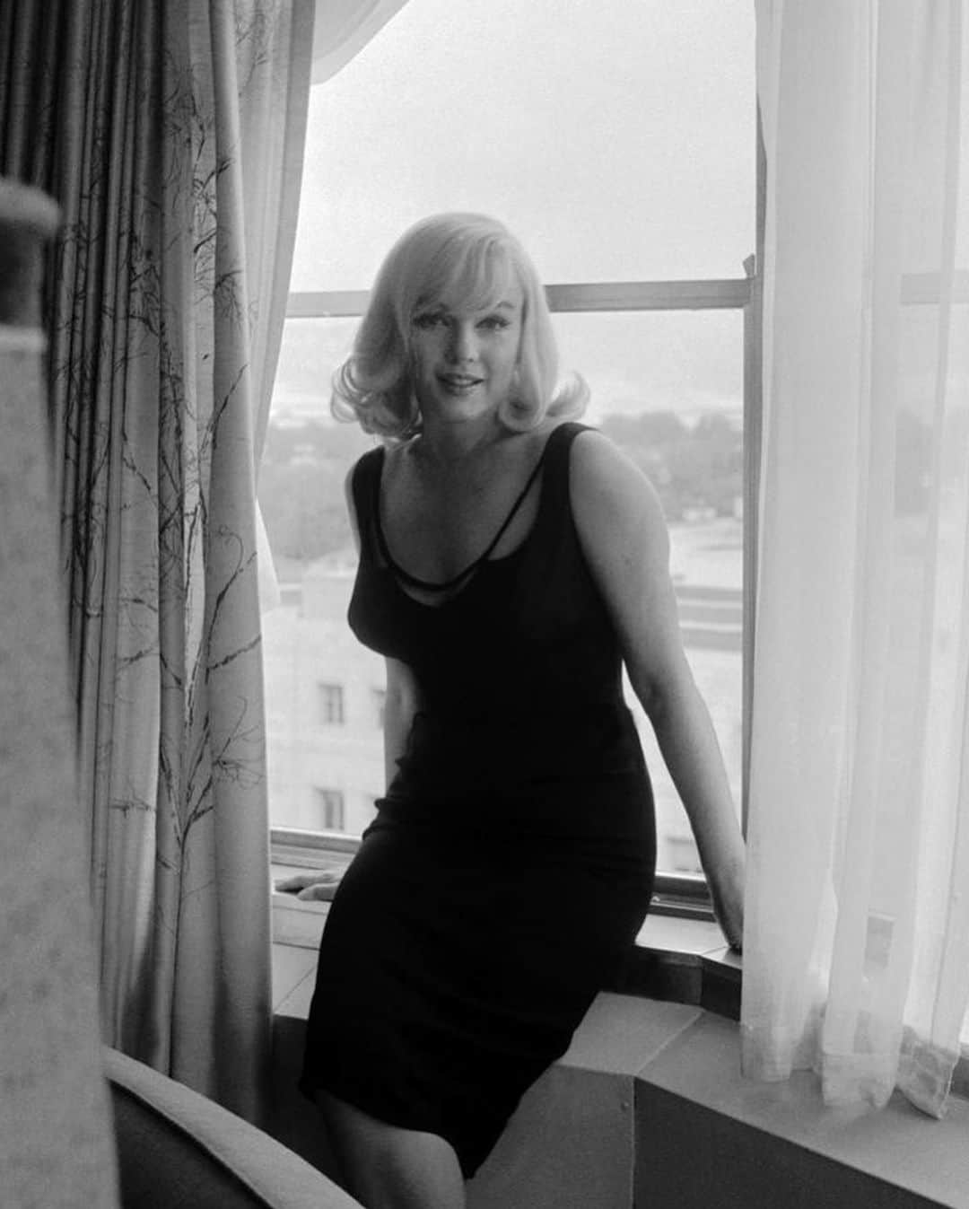 マリリン・モンローさんのインスタグラム写真 - (マリリン・モンローInstagram)「Beauty, love this hairstyle on her 🖤 Marilyn photographed by Inge Morath✨」5月27日 7時46分 - welovemarilyn