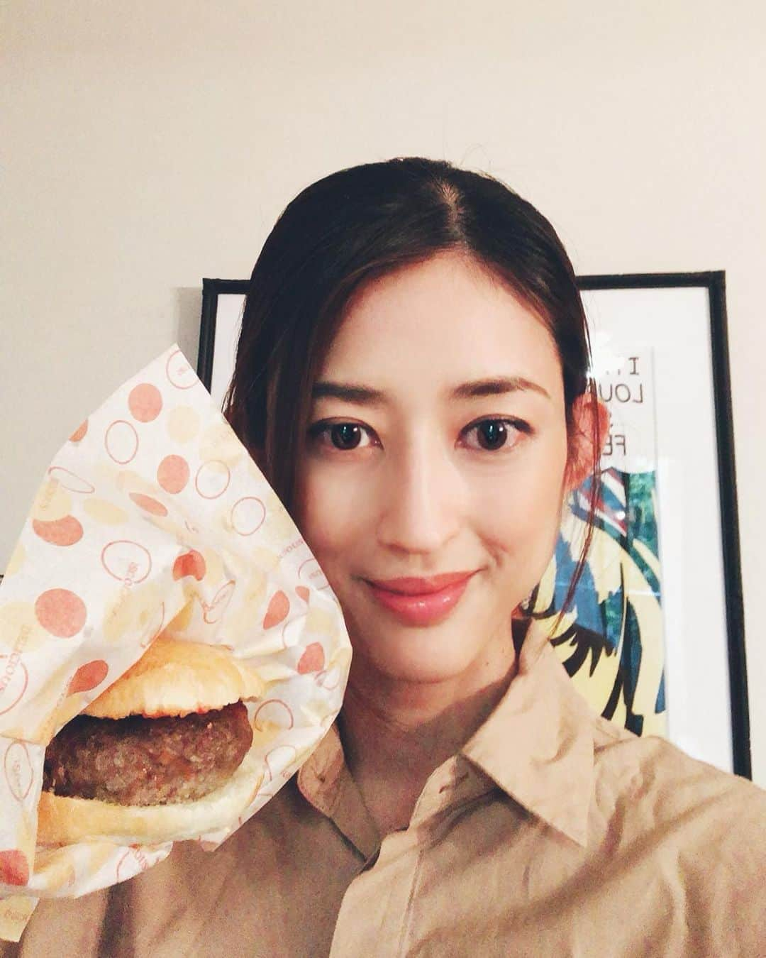 小沢真珠さんのインスタグラム写真 - (小沢真珠Instagram)「先日作ったハンバーガー、娘たちにはシンプルなハンバーガーにしました。買ってあったバーガー袋、やっと使えて嬉しかった♪むしろこれが使いたくてハンバーガーを作ったようなものです。娘達はバンズとパテをはがして別々に食べてました。それじゃあ普通にパンとハンバーグじゃない？と言いたくなりましたが気に入ってくれたので良かったです。  #手作りハンバーガー#ハンバーガー #キッズバーガー #個人的にはシンプルなバーガーの方が好きでした❤︎ #バーガー袋 #おうちごはん#うちごはん#おうちカフェ #昼ごはん #こどもごはん #クッキングラム #instafood #外出自粛 #stayhome」5月27日 7時52分 - maju_ozawa