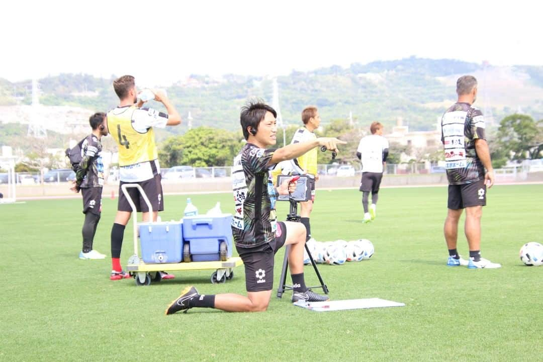 BONXのインスタグラム：「FC Ryukyu, a professional soccer team from Okinawa playing in J2 League, is famous for its craving for innovation. What did they choose for their communication solution?⁠ ⁠ #GoBonx #GoMakeNoise⁠ .⁠ .⁠ .⁠ .⁠ .⁠ #Bonx #technology #extreme #communication #gear #grouptalk #sportstech #sportstechnology #headphones #wirelessheadphones #fcryukyu #soccer #football #jleague」