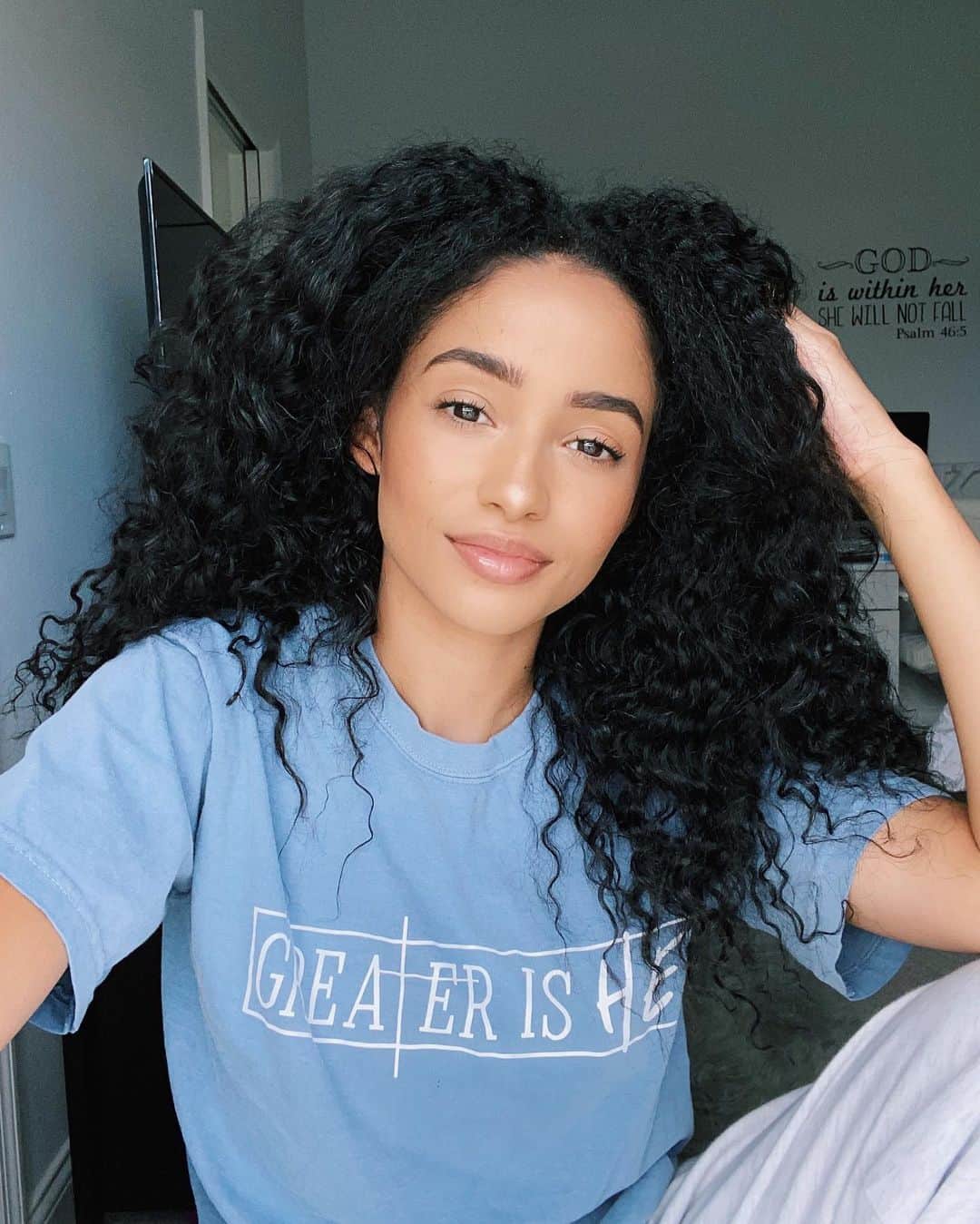 ケイラ・フィリップスのインスタグラム：「Back to dark hair 👩🏻‍🦱」