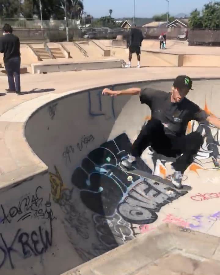 トム・シャーのインスタグラム：「@tylrewilcox filmed this」