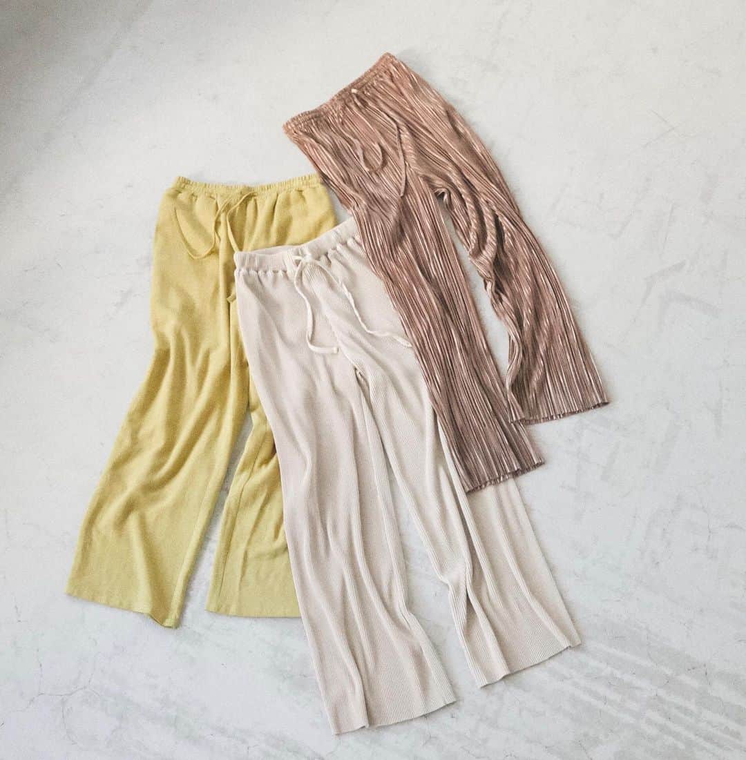 アヴァンリリィのインスタグラム：「RECOMMEND ITEM ㅤㅤㅤㅤㅤㅤㅤㅤㅤㅤㅤㅤㅤ 店舗・SHEL'TTER WEBSTOREにて発売中🚚 ㅤㅤㅤㅤㅤㅤㅤㅤㅤㅤㅤㅤㅤ ：PANTS① イージーパンツ Price.¥5,990+tax No.180DS131-2220 ㅤㅤㅤㅤㅤㅤㅤㅤㅤㅤㅤㅤㅤ ：PANTS② 楊柳プリーツパンツ Price.¥5,990+tax No.180DS831-3160  ㅤㅤㅤㅤㅤㅤㅤㅤㅤㅤㅤㅤㅤ ：PANTS③ サテンプリーツパンツ Price.¥6,990+tax No.180DS531-0860 ㅤㅤㅤㅤㅤㅤㅤㅤㅤㅤㅤㅤㅤ ㅤㅤㅤㅤㅤㅤㅤㅤㅤㅤㅤㅤㅤ 画像をタップで商品詳細をご覧いただけます🔍 _______________________________________________________ #AVANLILY #アヴァンリリィ」