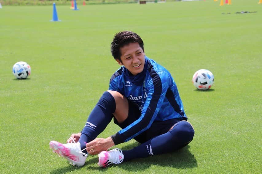 馬渡和彰さんのインスタグラム写真 - (馬渡和彰Instagram)「﻿ ﻿ 今日からグループトレーニングですが、練習再開⚽️﻿ ﻿ 久々の練習は改めてチームメイトたちとボールを蹴れる喜びを感じました！﻿ ﻿ やっぱりサッカーは楽しいです🤟🏽﻿ ﻿ そして今日から僕の履いているアディダスのスパイクもニューカラー🆕👟﻿ ﻿ 今回のコンセプトであるUNIFORIA(ユニフォリア)パックは、サッカーにおいての団結、幸福感を合わせた造語です。﻿ ﻿ みんなと団結し、みんなが幸福感を得られるようにこれからリーグ再開に向け頑張っていきます。﻿ ﻿ ﻿ #湘南ベルマーレ﻿ #馬渡和彰﻿ #3﻿ #adidasFootball ﻿ #createdwithadidas」5月27日 19時02分 - kazuaki_mawatari