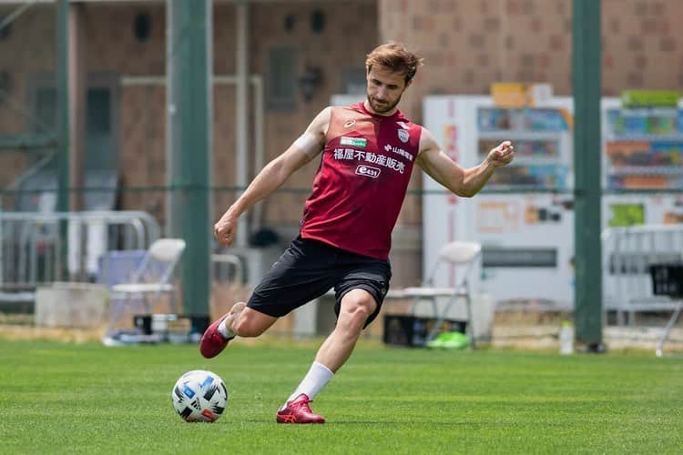 セルジ・サンペルのインスタグラム：「We are back! Let’s go!!! 💪🏼⚽️😃」