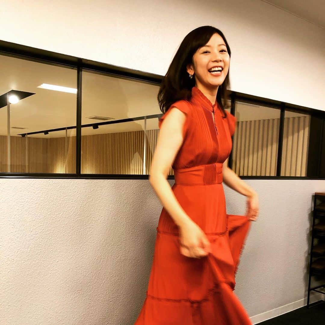 のインスタグラム：「月イチの投稿になりつつありますね…反省🙄  ポーズにバリエーションと躍動感が出てきました(メイクさん談)🤤 #JETRO #globaleye #世界は今 #謎のダンスの途中 #デキる女を演出 #湿布貼ってる人 #収録終わりの満面の笑み #本日のモープラFT」