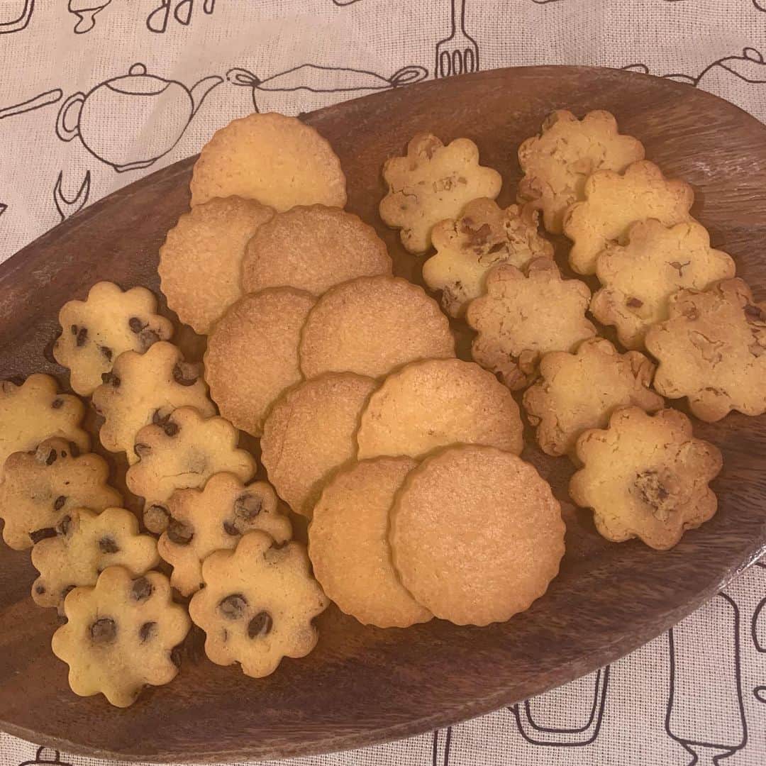 咲山しほのインスタグラム：「♥ . クッキーを焼いたよ𓂑𓌈 . ❀プレーン ❀チョコチップ ❀ナッツ の3種類作った( ᐡ. ̫ .ᐡ )❤ . #クッキー #手作りクッキー #お菓子作り #お料理 #しおまるのお料理 #アイドル #セイラ #はむはむオレンジ」