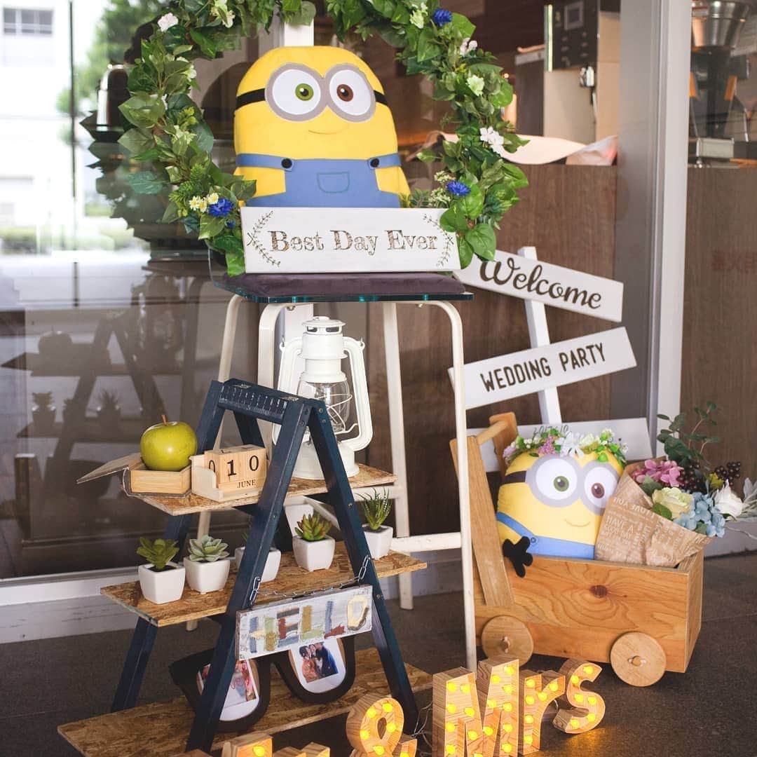 のインスタグラム：「・ ウェディングテーマは#ミニオンズ ・ コーディネートはもちろん#ミニオン マカロンは#ミニオンスチュワート お色直しは#ミニオンボブ と一緒に✨ ・ #ミニオン大好き には最幸の1日♡ ・ #オードヴィー花嫁 #edvwedding #レストランウェディング #名古屋 #名古屋プレ花嫁 #プレ花嫁さんと繋がりたい #卒花嫁 #love #instagood #photooftheday」
