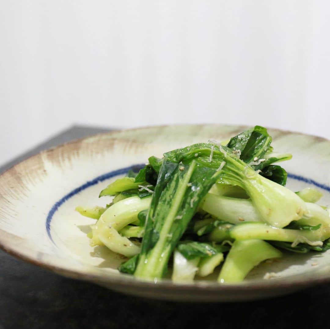 馬場裕之のインスタグラム：「ちんげん菜のやみつきサラダ🍻 『材料』 ちんげん菜2束（280g）サラダ菜等でも ちりめんじゃこ5g いりごま適量 鶏ガラ粉末小さじ1/2 ごま油小さじ1/2 醤油小さじ1/2 にんにくすりおろし1/4かけ こしょう少々（一味や花椒でも） ①フライパンにちりめんじゃこ、いりごまを入れて焦げないようにフライパンをゆすりながら中火で1分乾煎りする。火を止めて粗熱をとります。 ②ちんげん菜を外側からむいて、茎についた土、葉をよく洗います。 写真5枚目みたいなの出てきます😻 ③写真6枚目のように切ります（葉は少し大きくても大丈夫です。そして水気を切ります。 ④ポリ袋に調味料、じゃこといりごまを入れ空気を入れたまま口をしばってシャカシャカして混ぜます。 葉はくたっと茎が少ししんなりする様に（シャキッと食感は残ります👌）30秒くらい混ぜたら完成です。サラダ菜などの場合はもう少し短くても大丈夫です。 みずみずしいちんげん菜のサラダ是非作ってみてください。 #おうち時間  #おうちごはん  #吉本自宅劇場  #馬場ごはん」