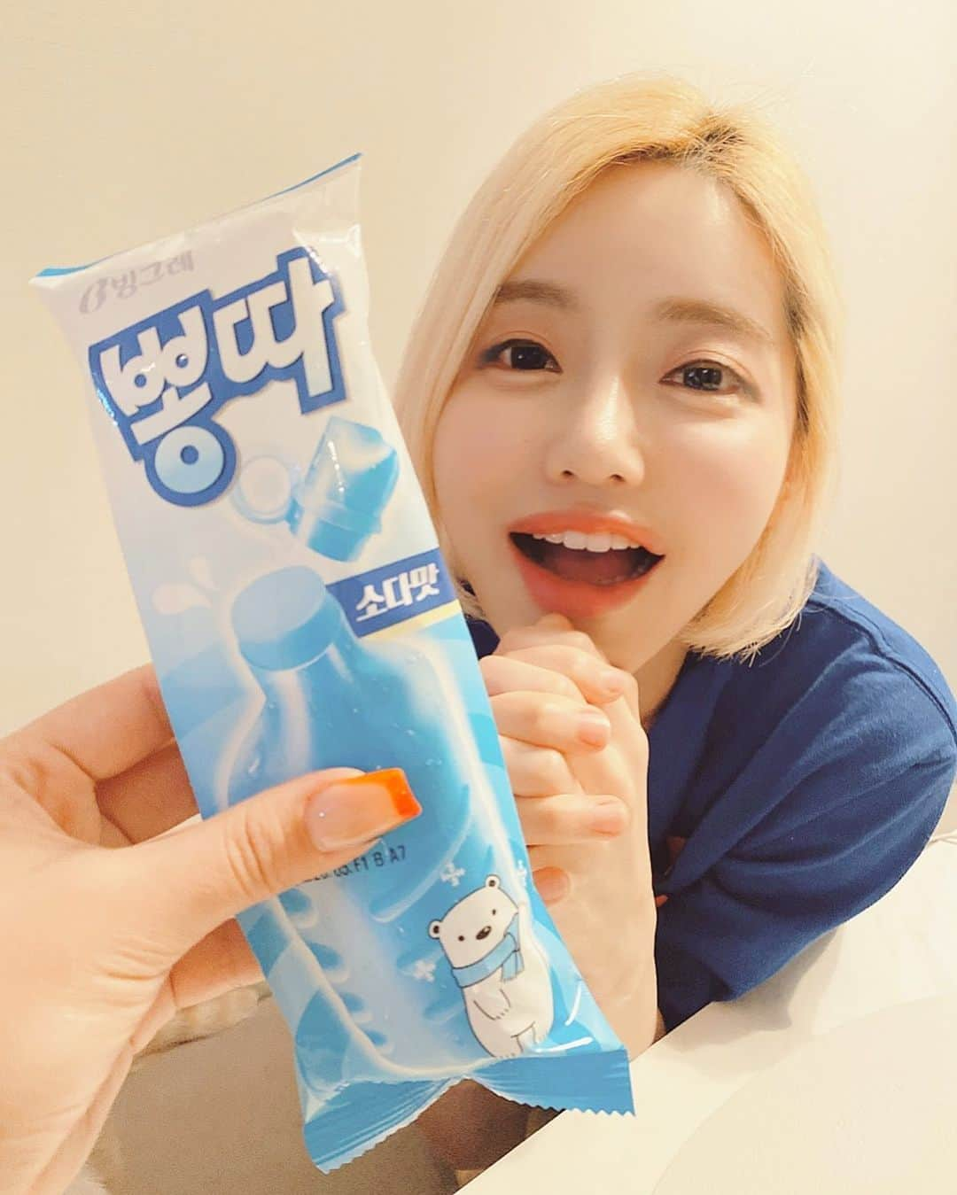 Dj Sodaさんのインスタグラム写真 - (Dj SodaInstagram)「나는 소다라서 소다맛을 좋아해~💙너는 무슨 맛 좋아해?😋. I like soda flavor because I’m soda. What flavor do you like?🥤💦」5月27日 19時00分 - deejaysoda