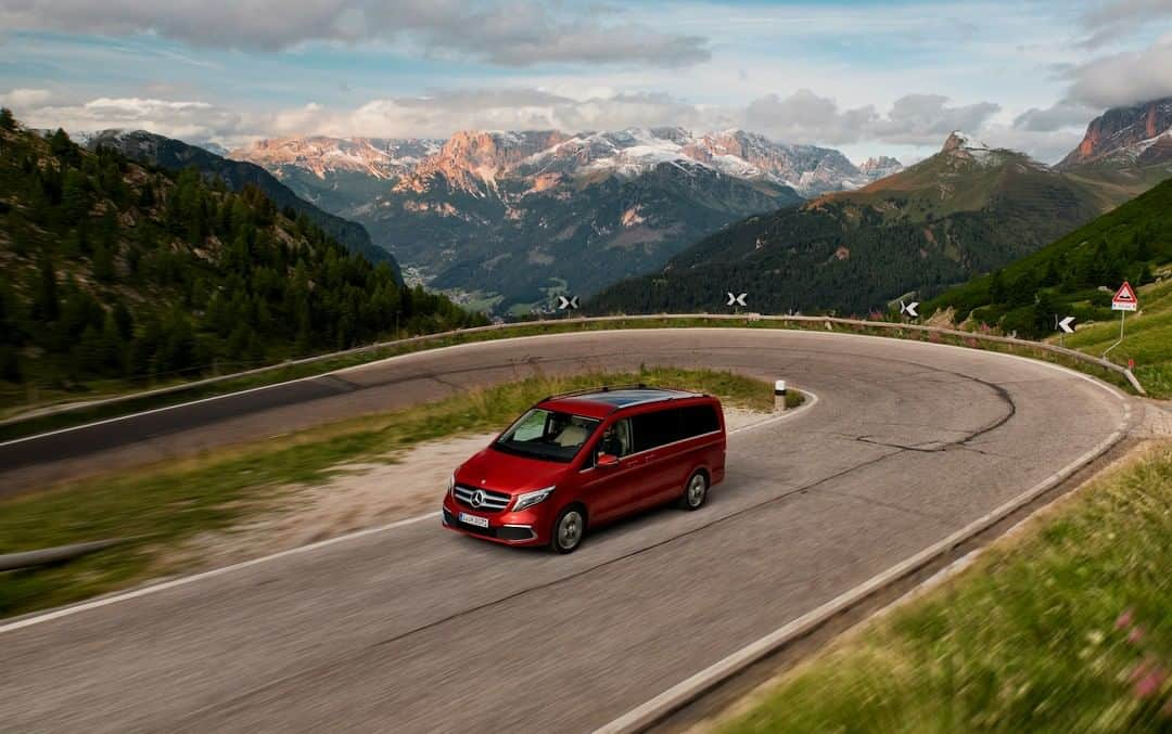 メルセデス・ベンツさんのインスタグラム写真 - (メルセデス・ベンツInstagram)「Turn switchbacks into pure driving enjoyment. Switch on the lean-back mode in the Mercedes-Benz V-Class. 📷 @thomasvanrooij for #MBSocialcar  #MercedesBenz #VClass #MBVans」5月27日 19時00分 - mercedesbenz