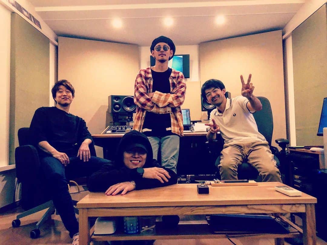 のインスタグラム：「Recording off shot﻿ ﻿ 『Highball』﻿ ﻿ ①w/z 天才凡人, Ken Matsuoka﻿ 天才凡人のMiNEとShimamaが僕のソロの再出発を記念して作ってくれた作品。﻿ そして僕なりの言葉も入れて完成しました。﻿ Recording当日はHyonnも召喚しコーラスに参加してもらいました。﻿ Rec終わりで皆で記念撮影﻿ ﻿ ②Backing vocal recording﻿ これは貴重なオフショットじゃない！？﻿ 天才凡人のFCレベルじゃない！？﻿ Hyonnさん、レコーディングに集中して！笑﻿ ﻿ 2020.05.16 sat Release﻿ ﻿ 草川瞬 Digital Single﻿ 【Highball】﻿ ﻿ Words : MiNE, 草川瞬﻿ Music : MiNE, Atsushi Shimada﻿ Prod. : Atsushi Shimada﻿ Rec＆Mix : Ken Matsuoka at 昭和基地﻿ Chorus : MiNE, Hyonn, 草川瞬﻿ Design : kg___9﻿ Label : DEF MUSIC ENTERTAINMENT﻿ ﻿ Link in bio!!」