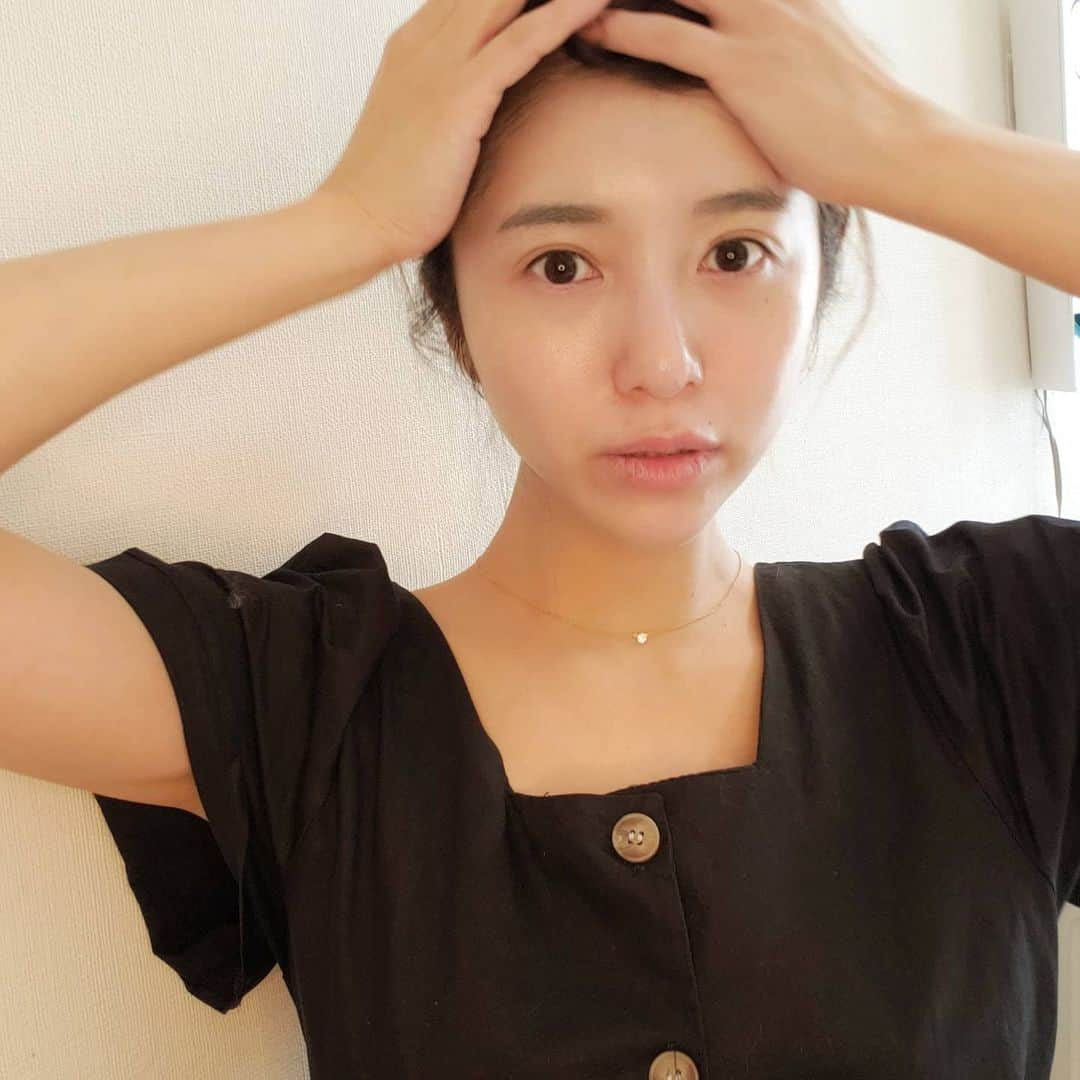 Pileさんのインスタグラム写真 - (PileInstagram)「. 最近メイクやスキンケア どこの何がいいかなと おうちにいるときに興味津々で 今日は　@imvely_jp　を💐 スキンケアもよかったので最近更に仲間入りしたのが 3枚目と4枚目の写真のトーンアップクリームとつや出しバーム。 これにクッションファンデ重ねたら、ふつうに過ごして夕方までおはだつやつや。カバー力も◎。このつや感でこれは◎💛 コスメも使用感よくて気に入っちゃった💐肌はつやつやに仕上げつつ色をのせるときは意外とマット系がおおいの！そういえば、パウダー系ファンではなかったかも👀 ナチュラル系を集めたので次はラメ系も使ってみたい！子供のいるお母さんがプロデューサーなので環境やホルモンの変化も経験してる方だし、私としては何となくですが信用感もあるのです☝️ 5枚目はホントにバームぬってトーンアップクリームぬった後！1枚目との違い😂 最近つや感など見せたくてカメラもノーフィルターです✌️ #VELYVELY　#IMVELY　#임블리 #블리블리 #cosmetic #hairmake #makeup #korea #halfkorean #halfjapanese」5月27日 17時29分 - pi_channnn52