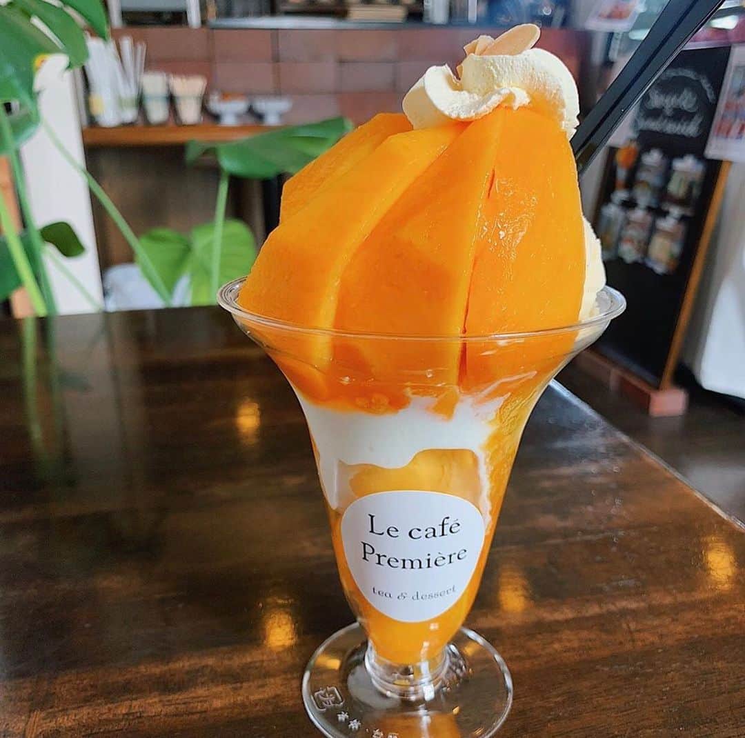 aumoグルメのインスタグラム：「. 完熟マンゴーパフェ🍨🥭 . 贅沢すぎる！ 見た目の可愛さもたまらないですね🥰 テイクアウトもできちゃいます！ . 写真提供 :  @mirigurumeさん﻿﻿ 素敵なお写真をありがとうございました♡﻿﻿﻿ .﻿﻿ 店名：【ル・カフェ　プルミエール】 ぜひ訪れてみてくださいね。﻿﻿ .﻿﻿ ﻿﻿ あなたが撮影したベストグルメpicに﻿﻿ 「#aumoグルメ」を付けて教えて下さいっ☺︎﻿﻿﻿ あなたの投稿が紹介されるかも♪﻿﻿﻿﻿﻿ .﻿﻿ aumoアプリは毎日配信！おでかけや最新グルメなどaumo読者が気になる情報が満載♡﻿﻿ ダウンロードはプロフィールのURLから✔︎﻿﻿﻿ (iPhone&Android版)﻿﻿ .  #愛知#愛知カフェ巡り#マンゴー#パフェ#マンゴーパフェ#フルーツ#カフェ部#カフェ巡り#カフェ#カフェ好き#スイーツ部#スイーツ巡り#スイーツ#スイーツ好き#카페스타그램#카페투어#카페추천#카페탐방」