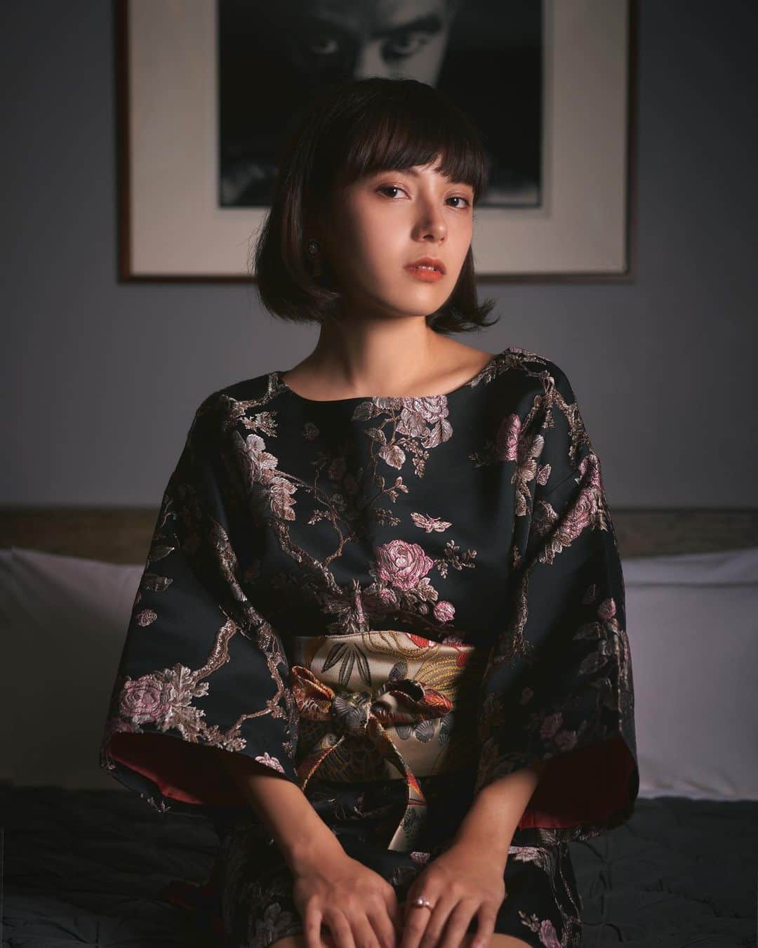 南ソフィアのインスタグラム：「. 視線 . By @notaportraitist . . . . .  #サロンモデル #フリーモデル #ハーフモデル #ショート #ボブ #ロブ #作品撮り #ポートレート #ポートレートモデル #ファッションモデル #被写体 #撮影依頼募集中 #撮影依頼受付中 #kimono #model #fashionmodel #shooting #fashion #style #portrait」