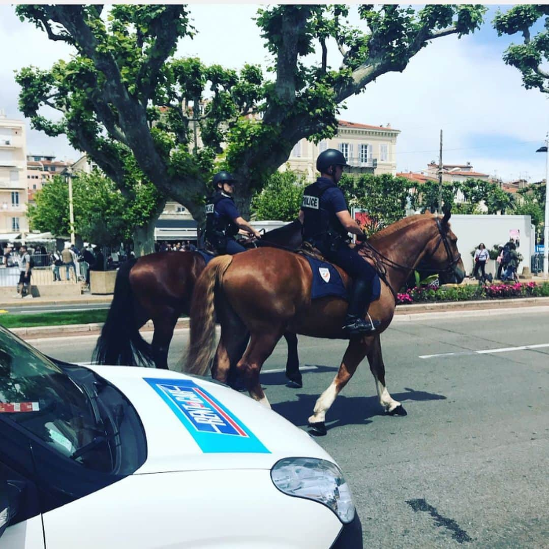 森川夕貴さんのインスタグラム写真 - (森川夕貴Instagram)「A year ago in Cannes  カンヌ国際映画祭取材日記part3  1. 一緒に行ったディレクターさんと。取材クルーは6人。取材期間毎日14hくらいは取材でドタバタdays. 2.レッドカーペットのレプリカが街中にある。 3.アノ日本人ナンナンダ…。 恥ずかしくて恥ずかしくて、まともに歩けず何度もコケる。仕事だと割り切りる重要性を学ぶ。 4.映画見本市にて。(part1を読むと雰囲気わかります。)脚本家兼映画評論家。世界中の売られている映画を見てどれがヒットするかどれを買えばいいかバイヤーにアドバイスする方。１日に１２本も映画を見るとか。どうやって？！！ 映画見本市についてもう少し詳しく説明すると、 映画の権利が売られたり、買われたりするところ。 映画の配給会社に売り込むのが主な目的で、 映画祭と併設されるマーケットとしてはカンヌが世界最大。 世界中の映画配給会社の人々が映画を買い付けに来る場所で、 映画１本、数億円のやり取りがここで行われる。oh my gosh!  5.街中の映画館。ドリンクホルダーなど一切なし。映画だけに集中する環境作りなのか。 街中には多くの映画館が。さすが映画の街。 6.ホースポリス。 7.once upon a time in Hollywood のインタビューを控えている私は、まず映画を見たい。ただ、招待券がなければ映画は見られない。招待券ない。とにかく次の日に迫るインタビューに備えてチケットを確保したい。全力で担当者とかけあう。 最悪見られなかった場合に備え、見た人を片っ端から捕まえて感想を聞く。 8.みんな口を揃えて、上映前にタランティーノ監督から 「映画にまつわること結末は絶対に誰にも言わないでほしい」と言われたと。oh....絶望。 翌日のインタビューで監督、出演陣からなにも引き出せないかもと恐怖にかられ、腹痛に見舞われる。とにかくいろんな資料から、質問を仮で作り出す。 9.みんなご飯食べられていいな。の写真。 *放送はどこで見られるかDMなどでお問い合わせありがとうございます。とても嬉しいです。明日以降スタッフに聞いてみますので、お待ちください。  インタビューに続く。  #映画 #onceuponatimeinhollywood #trantino #bradpitt #leonardodicaprio #ワンス #取材 #フランス #カンヌ #カンヌ国際映画祭 #報ステ #森川夕貴」5月27日 17時33分 - yuuki.morikawa_ex