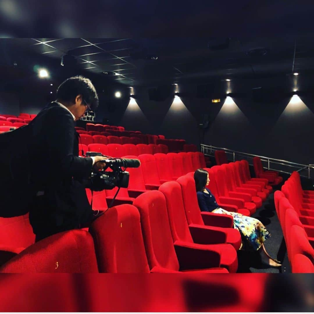 森川夕貴さんのインスタグラム写真 - (森川夕貴Instagram)「A year ago in Cannes  カンヌ国際映画祭取材日記part3  1. 一緒に行ったディレクターさんと。取材クルーは6人。取材期間毎日14hくらいは取材でドタバタdays. 2.レッドカーペットのレプリカが街中にある。 3.アノ日本人ナンナンダ…。 恥ずかしくて恥ずかしくて、まともに歩けず何度もコケる。仕事だと割り切りる重要性を学ぶ。 4.映画見本市にて。(part1を読むと雰囲気わかります。)脚本家兼映画評論家。世界中の売られている映画を見てどれがヒットするかどれを買えばいいかバイヤーにアドバイスする方。１日に１２本も映画を見るとか。どうやって？！！ 映画見本市についてもう少し詳しく説明すると、 映画の権利が売られたり、買われたりするところ。 映画の配給会社に売り込むのが主な目的で、 映画祭と併設されるマーケットとしてはカンヌが世界最大。 世界中の映画配給会社の人々が映画を買い付けに来る場所で、 映画１本、数億円のやり取りがここで行われる。oh my gosh!  5.街中の映画館。ドリンクホルダーなど一切なし。映画だけに集中する環境作りなのか。 街中には多くの映画館が。さすが映画の街。 6.ホースポリス。 7.once upon a time in Hollywood のインタビューを控えている私は、まず映画を見たい。ただ、招待券がなければ映画は見られない。招待券ない。とにかく次の日に迫るインタビューに備えてチケットを確保したい。全力で担当者とかけあう。 最悪見られなかった場合に備え、見た人を片っ端から捕まえて感想を聞く。 8.みんな口を揃えて、上映前にタランティーノ監督から 「映画にまつわること結末は絶対に誰にも言わないでほしい」と言われたと。oh....絶望。 翌日のインタビューで監督、出演陣からなにも引き出せないかもと恐怖にかられ、腹痛に見舞われる。とにかくいろんな資料から、質問を仮で作り出す。 9.みんなご飯食べられていいな。の写真。 *放送はどこで見られるかDMなどでお問い合わせありがとうございます。とても嬉しいです。明日以降スタッフに聞いてみますので、お待ちください。  インタビューに続く。  #映画 #onceuponatimeinhollywood #trantino #bradpitt #leonardodicaprio #ワンス #取材 #フランス #カンヌ #カンヌ国際映画祭 #報ステ #森川夕貴」5月27日 17時33分 - yuuki.morikawa_ex