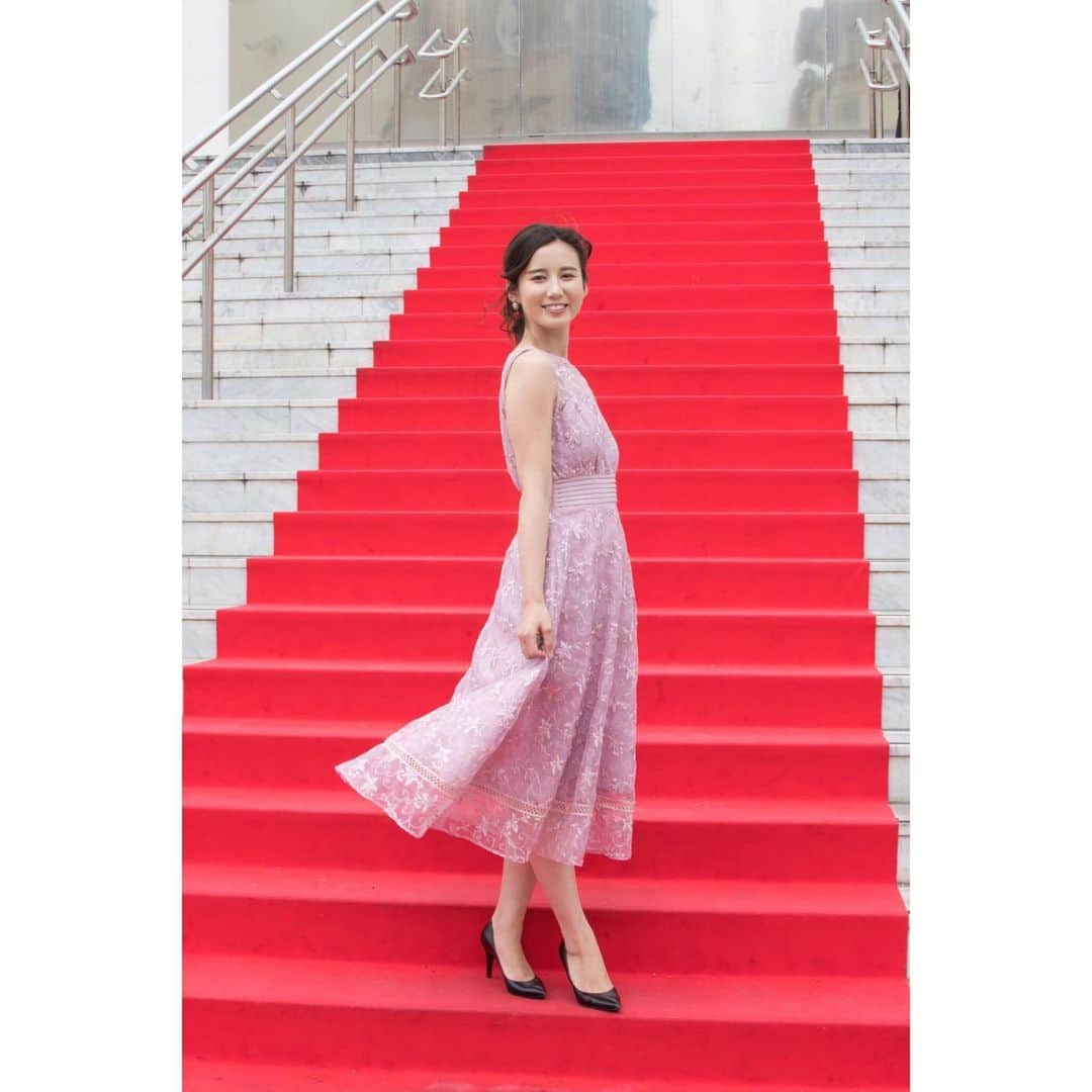 森川夕貴さんのインスタグラム写真 - (森川夕貴Instagram)「A year ago in Cannes  カンヌ国際映画祭取材日記part3  1. 一緒に行ったディレクターさんと。取材クルーは6人。取材期間毎日14hくらいは取材でドタバタdays. 2.レッドカーペットのレプリカが街中にある。 3.アノ日本人ナンナンダ…。 恥ずかしくて恥ずかしくて、まともに歩けず何度もコケる。仕事だと割り切りる重要性を学ぶ。 4.映画見本市にて。(part1を読むと雰囲気わかります。)脚本家兼映画評論家。世界中の売られている映画を見てどれがヒットするかどれを買えばいいかバイヤーにアドバイスする方。１日に１２本も映画を見るとか。どうやって？！！ 映画見本市についてもう少し詳しく説明すると、 映画の権利が売られたり、買われたりするところ。 映画の配給会社に売り込むのが主な目的で、 映画祭と併設されるマーケットとしてはカンヌが世界最大。 世界中の映画配給会社の人々が映画を買い付けに来る場所で、 映画１本、数億円のやり取りがここで行われる。oh my gosh!  5.街中の映画館。ドリンクホルダーなど一切なし。映画だけに集中する環境作りなのか。 街中には多くの映画館が。さすが映画の街。 6.ホースポリス。 7.once upon a time in Hollywood のインタビューを控えている私は、まず映画を見たい。ただ、招待券がなければ映画は見られない。招待券ない。とにかく次の日に迫るインタビューに備えてチケットを確保したい。全力で担当者とかけあう。 最悪見られなかった場合に備え、見た人を片っ端から捕まえて感想を聞く。 8.みんな口を揃えて、上映前にタランティーノ監督から 「映画にまつわること結末は絶対に誰にも言わないでほしい」と言われたと。oh....絶望。 翌日のインタビューで監督、出演陣からなにも引き出せないかもと恐怖にかられ、腹痛に見舞われる。とにかくいろんな資料から、質問を仮で作り出す。 9.みんなご飯食べられていいな。の写真。 *放送はどこで見られるかDMなどでお問い合わせありがとうございます。とても嬉しいです。明日以降スタッフに聞いてみますので、お待ちください。  インタビューに続く。  #映画 #onceuponatimeinhollywood #trantino #bradpitt #leonardodicaprio #ワンス #取材 #フランス #カンヌ #カンヌ国際映画祭 #報ステ #森川夕貴」5月27日 17時33分 - yuuki.morikawa_ex