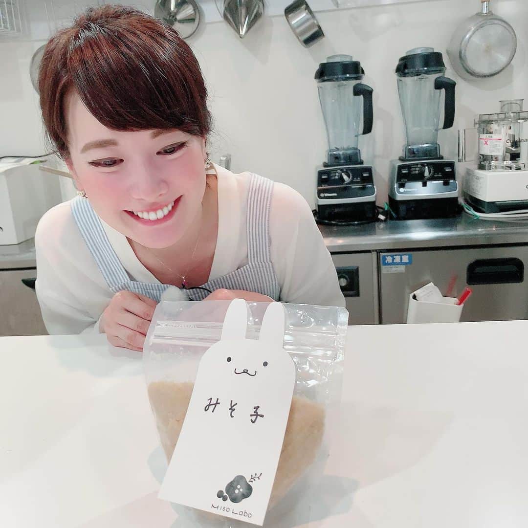 のインスタグラム：「みそ子。  ちなみに、 私のお味噌は、 『みそ子』と命名。  これから大切に育てていきます。  #みそ子 #これから2ヶ月くらい熟成させていきます #毎日の声掛けが大切 #今日もおはようと挨拶しました #マイ味噌　#my味噌 #味噌づくり体験キット #最後に名前をつけます  #ももち浜S特報ライブ  #tnc #アナウンサー」