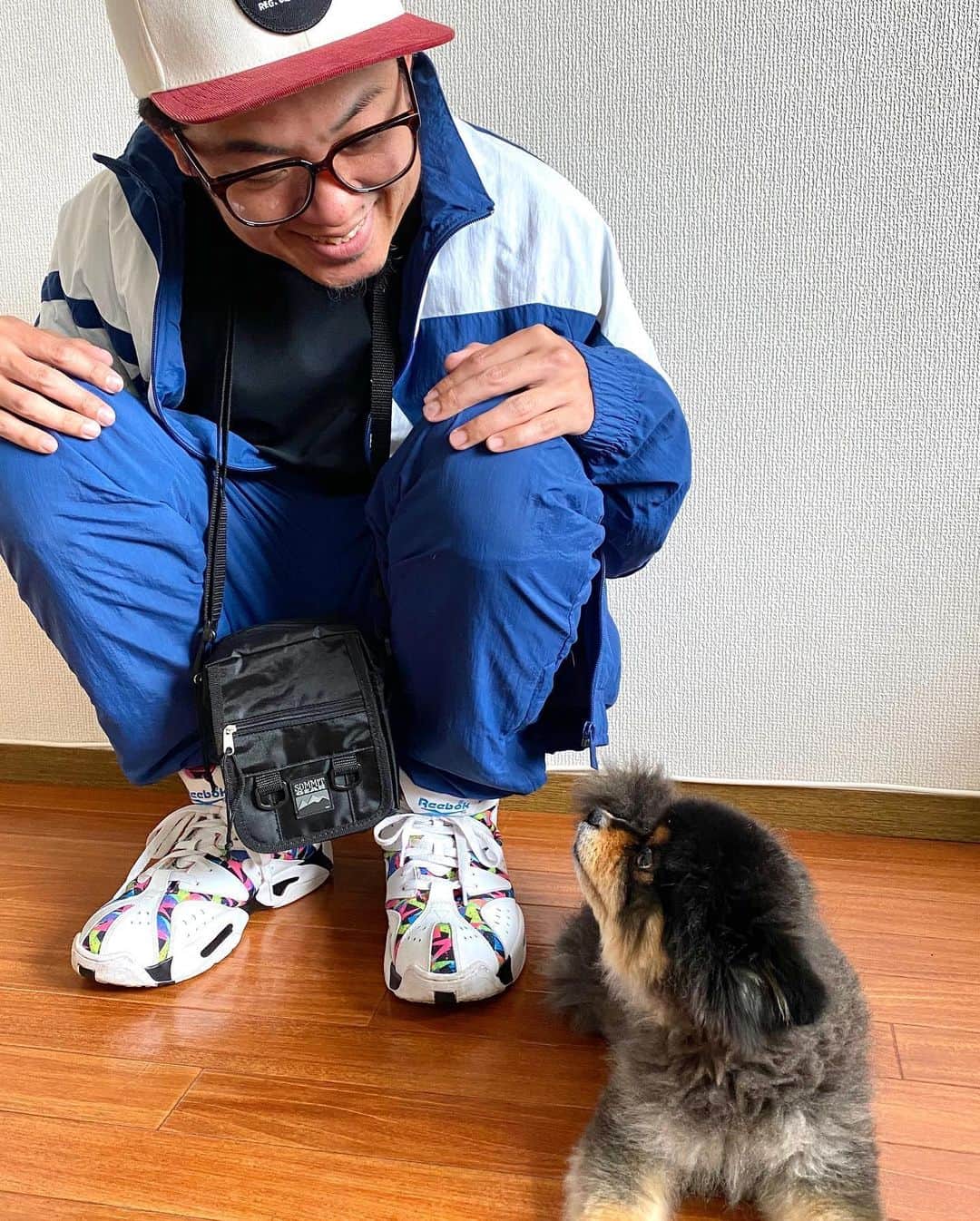 シオマリアッチさんのインスタグラム写真 - (シオマリアッチInstagram)「ライドーン！  今日はファンキーセットアップスタイル🤑  ガチガチのReebok固め🔥  そして仲良しショット2連発🐻✌🏻 #wear #シオマリwear #fashion #ファッション #コーデ #愛犬 #dog #ペット #ポメラニアン #Pomeranian #動物 #animal #instadog #dogstagram #ふわもこ部 #いぬすたぐらむ #仲良しショット #ストリート #ストリートファッション #streetfashion #スニーカーヘッズ #スニーカーコーデ #kicks #reebok #セットアップ #シオマリアッチ」5月27日 17時42分 - shiomariacchi