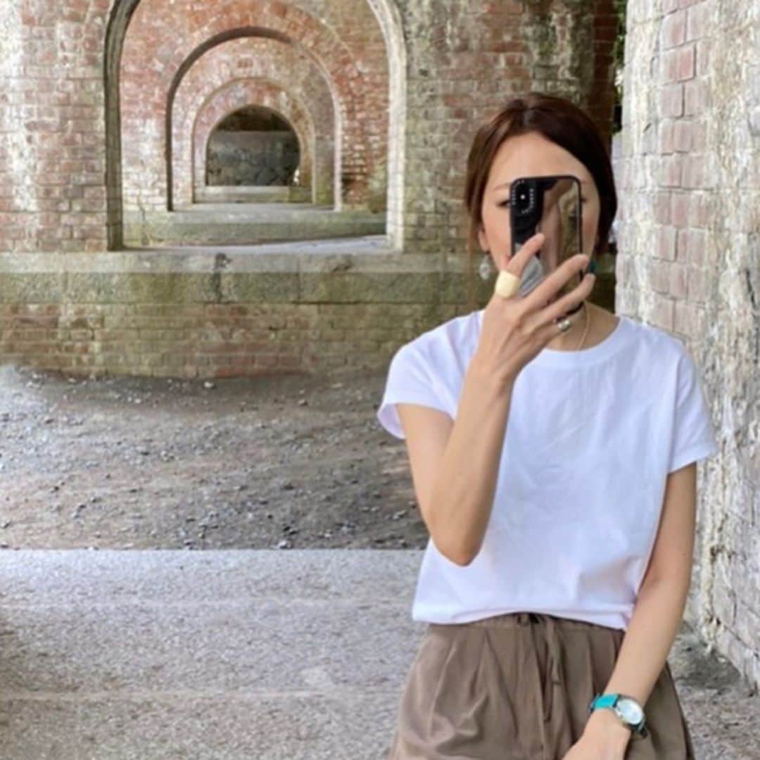 のインスタグラム：「2020.5.27 . 暑かった今日は少しお出かけしました\♡/" . やっぱり好きだな(ت) #コットンリラックスフレンチスリーブtシャツ . shirt #uniqlo #ユニクロ pants @lavishgate  sandal @donobanweb  watch @telestowatches  Ring @abask_official .  #ユニクロTシャツ部 #ユニT #uniqloginza2020SS #Tシャツコーデ #PR  #ユニクロコーデ  #アラフォーコーデ # #locari」