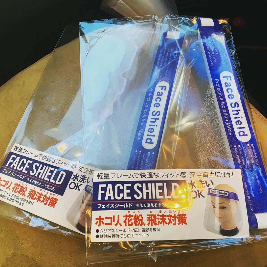 浅香圭（コラゾン）さんのインスタグラム写真 - (浅香圭（コラゾン）Instagram)「アベのマスク届いてませんが‥w セリアで フェイスシールドが 110円で売ってたよ！ 最近暑いからマスク汗でビチョビチョ やったから助かる！  #ウイルス#フェイスシールド #北九州#イラスト#アマビエ #マンガ#らくがき #お弁当#food#コロナ #イケメン#art#手洗い #ランチ#福岡 #セリア#マスク #予防#ラーメン #除菌スプレー #ダイソー#うどん #うがい#メイク#筋トレ #撮影#看護#デザイン #ヘアスタイル#サプリ」5月27日 17時46分 - keiasaka